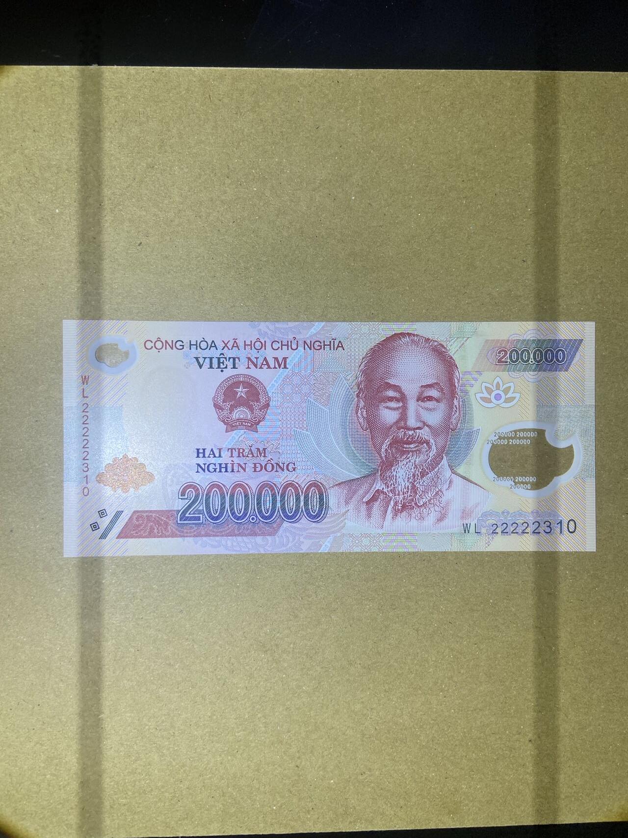 【炜奕收藏】，第十八期 越南20万越南盾，UNC品相，号码老虎头无47全小号