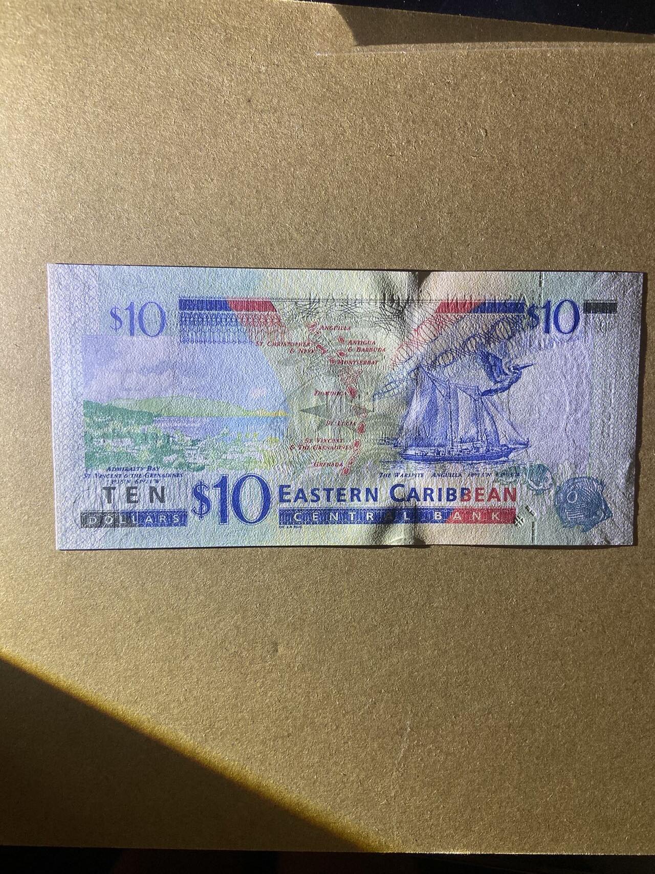 【炜奕收藏】，第十八期 东加勒比10元纸币，老年女王头像，UNC品相