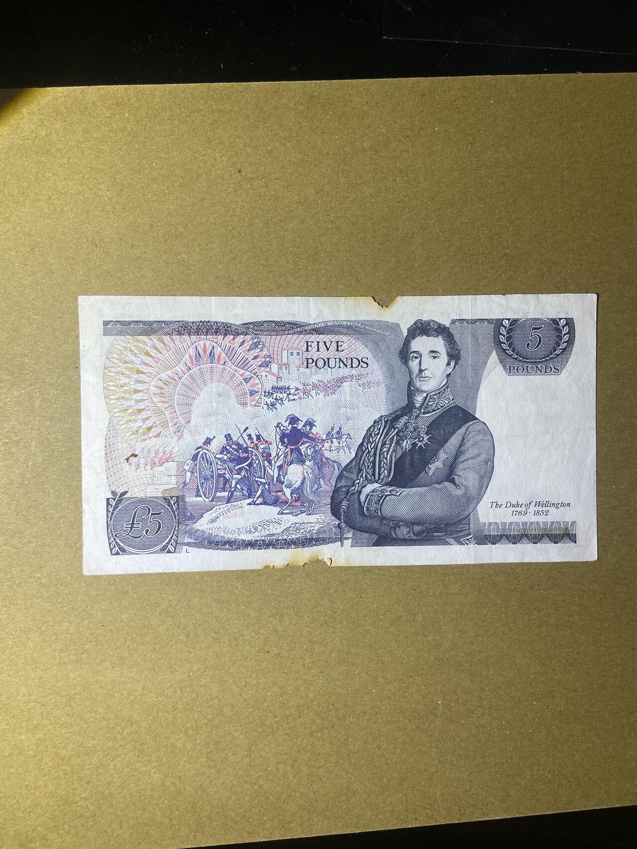 【炜奕收藏】，第十八期 英格兰D序列5磅，流通品相，有火烧痕迹