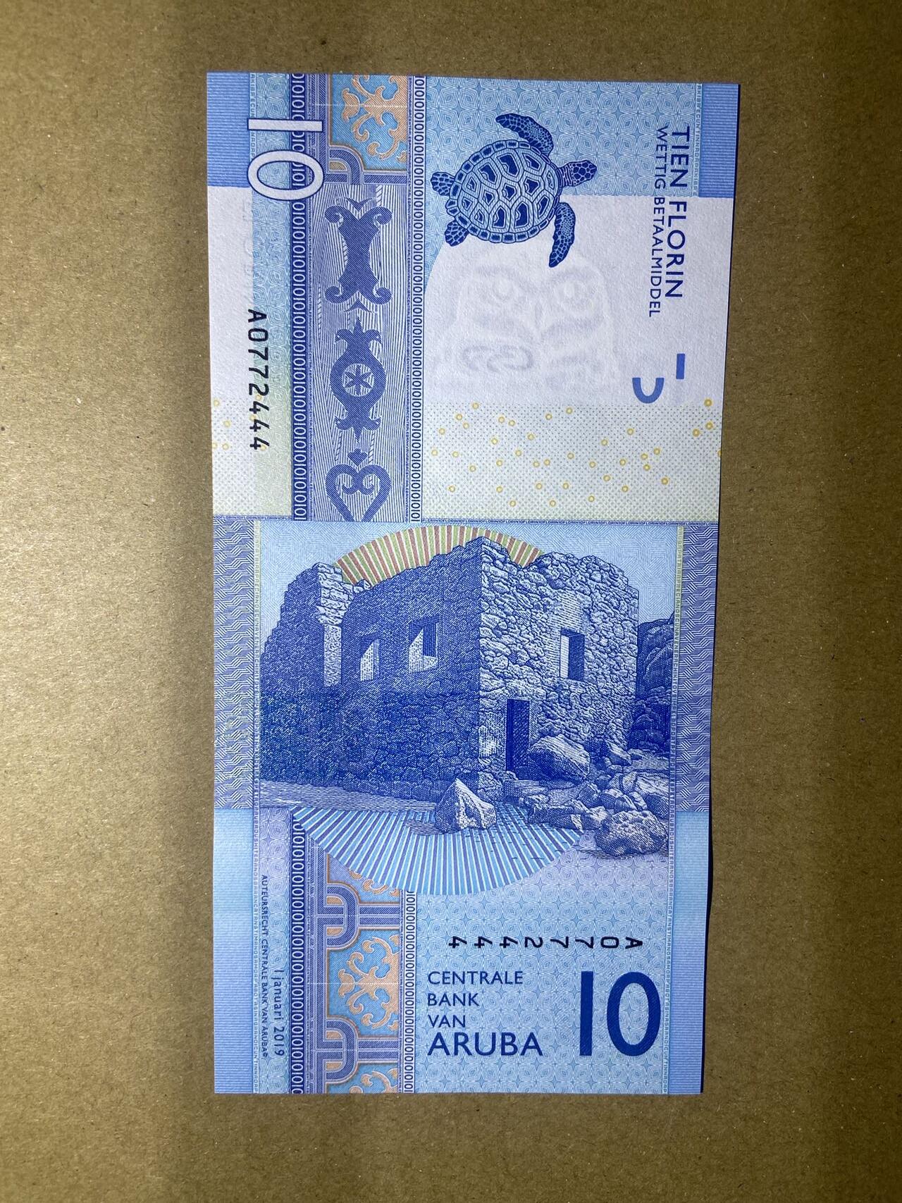 【炜奕收藏】，第十八期 荷属阿鲁巴10佛洛林，UNC品相，豹子号