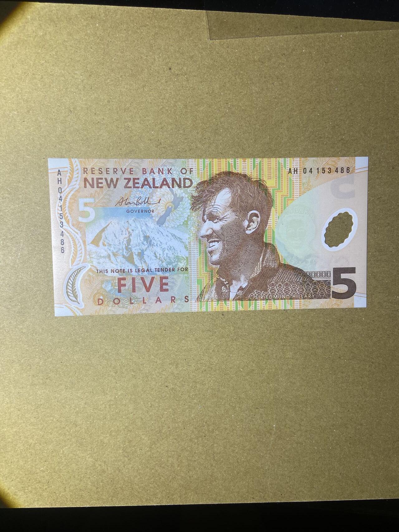 【炜奕收藏】，第十八期 新西兰初版塑料钞5元，AU品相