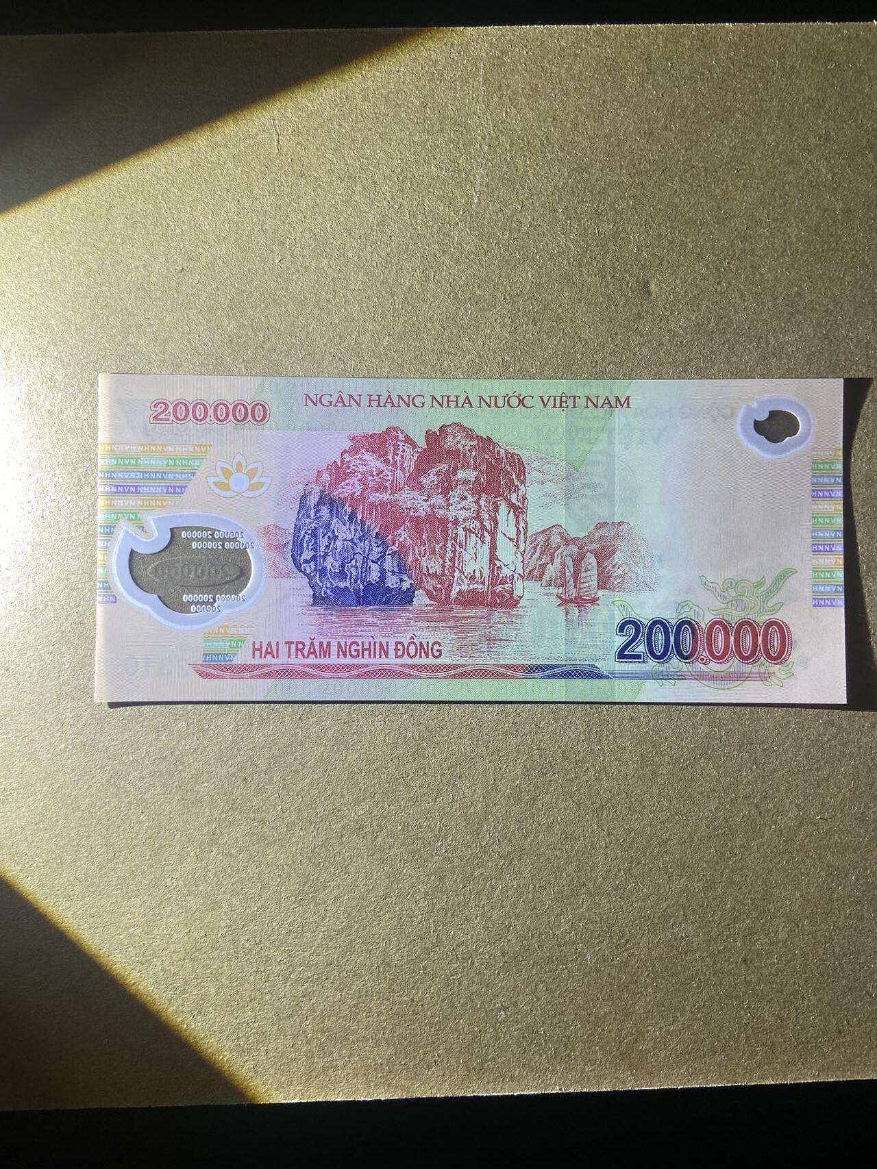 【炜奕收藏】，第十八期 越南20万越南盾，UNC品相，号码老虎头无47全小号