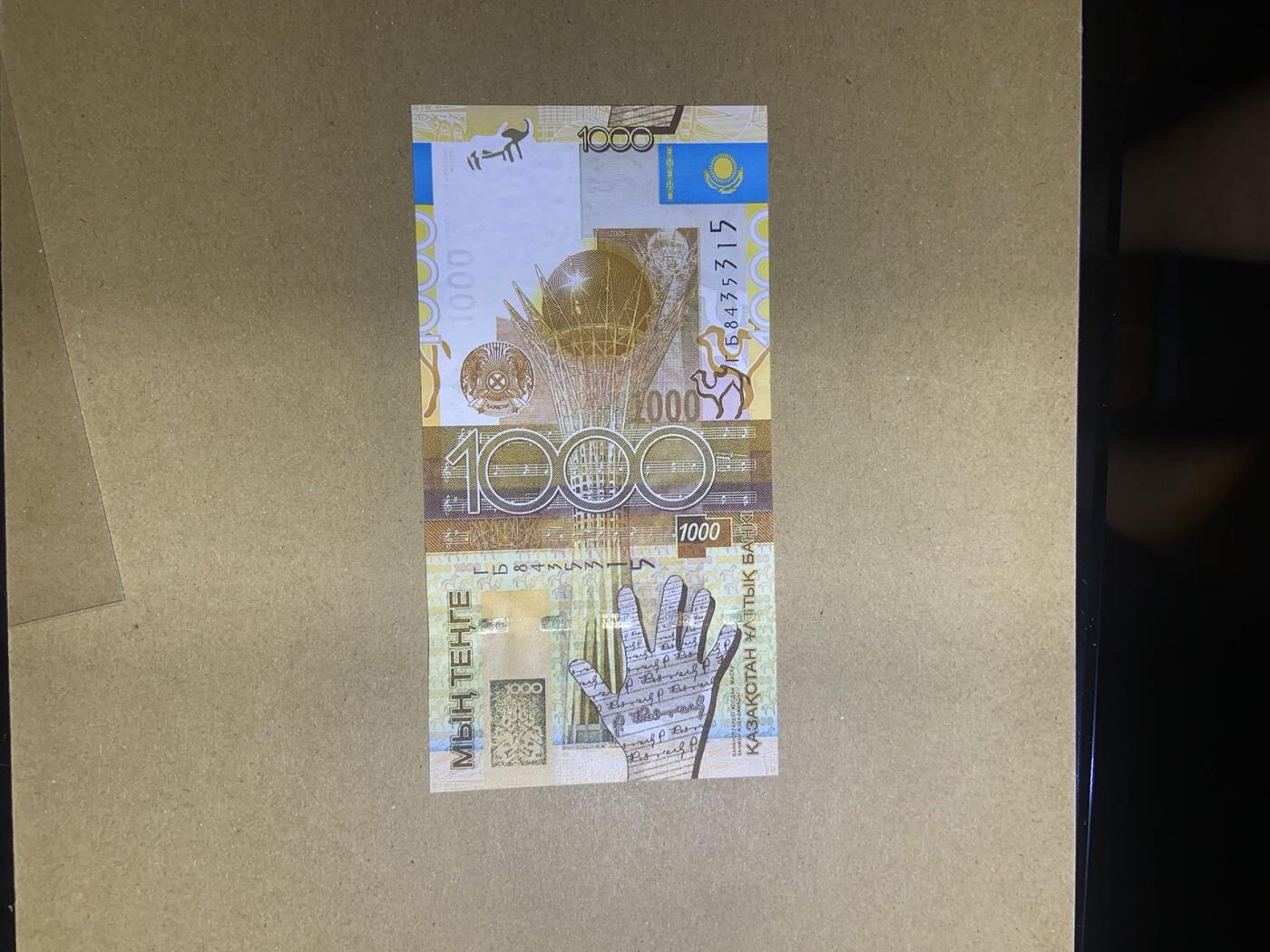 【炜奕收藏】，第十八期 哈萨克斯坦手版1000坚戈，UNC品相