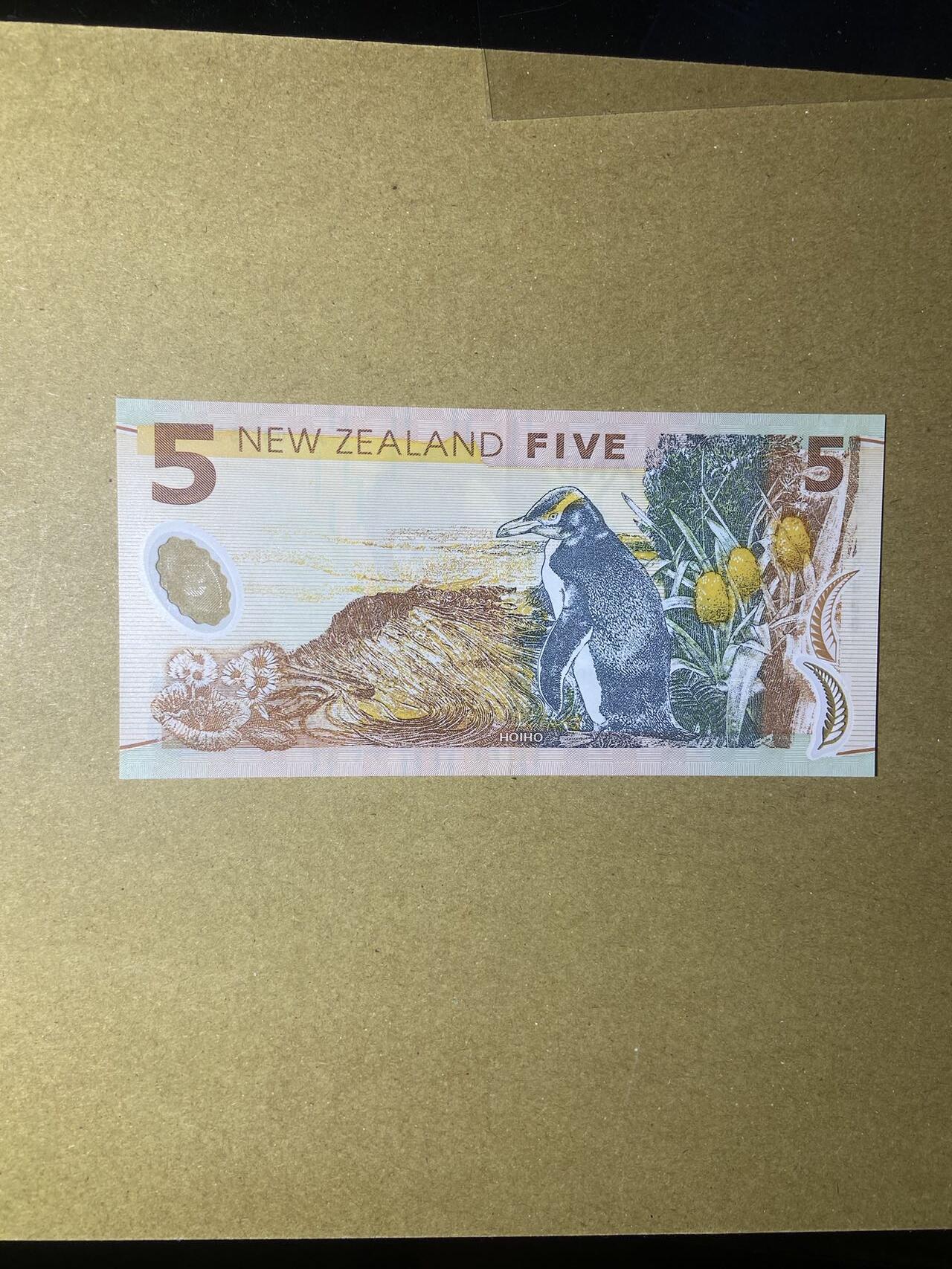 【炜奕收藏】，第十八期 新西兰初版塑料钞5元，AU品相