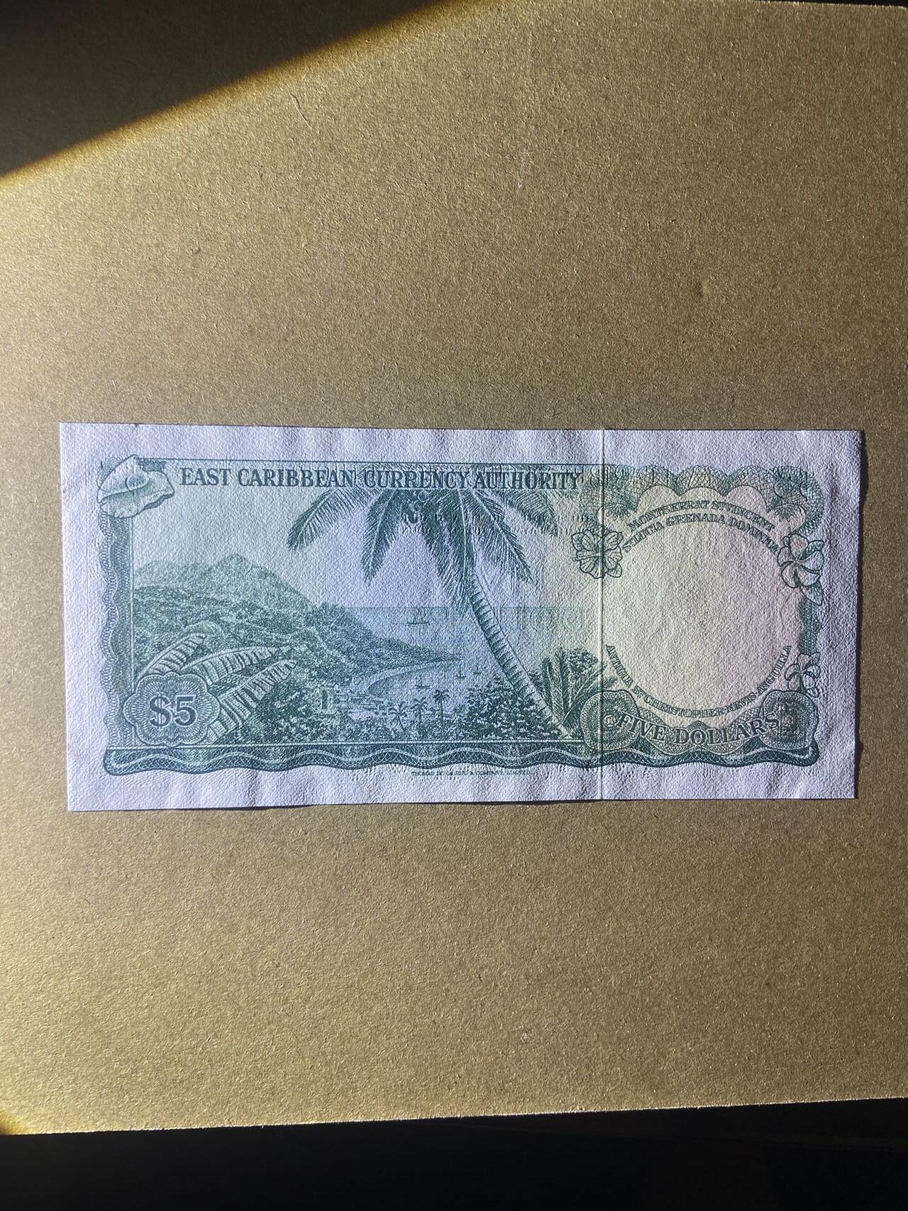 【炜奕收藏】，第十八期 东加勒比戎装女王5元纸币，UNC-品相，邮封拆封