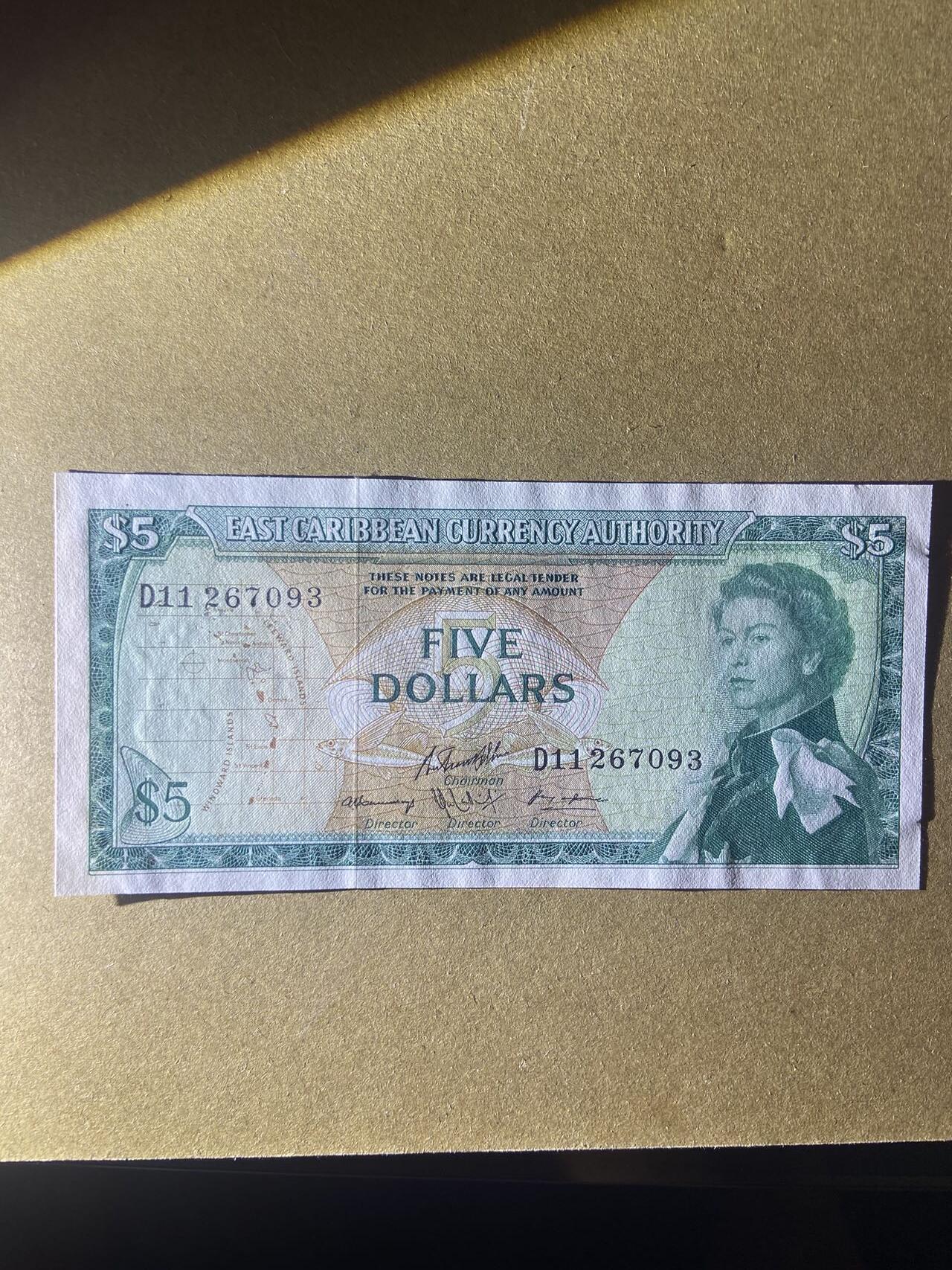 【炜奕收藏】，第十八期 东加勒比戎装女王5元纸币，UNC-品相，邮封拆封
