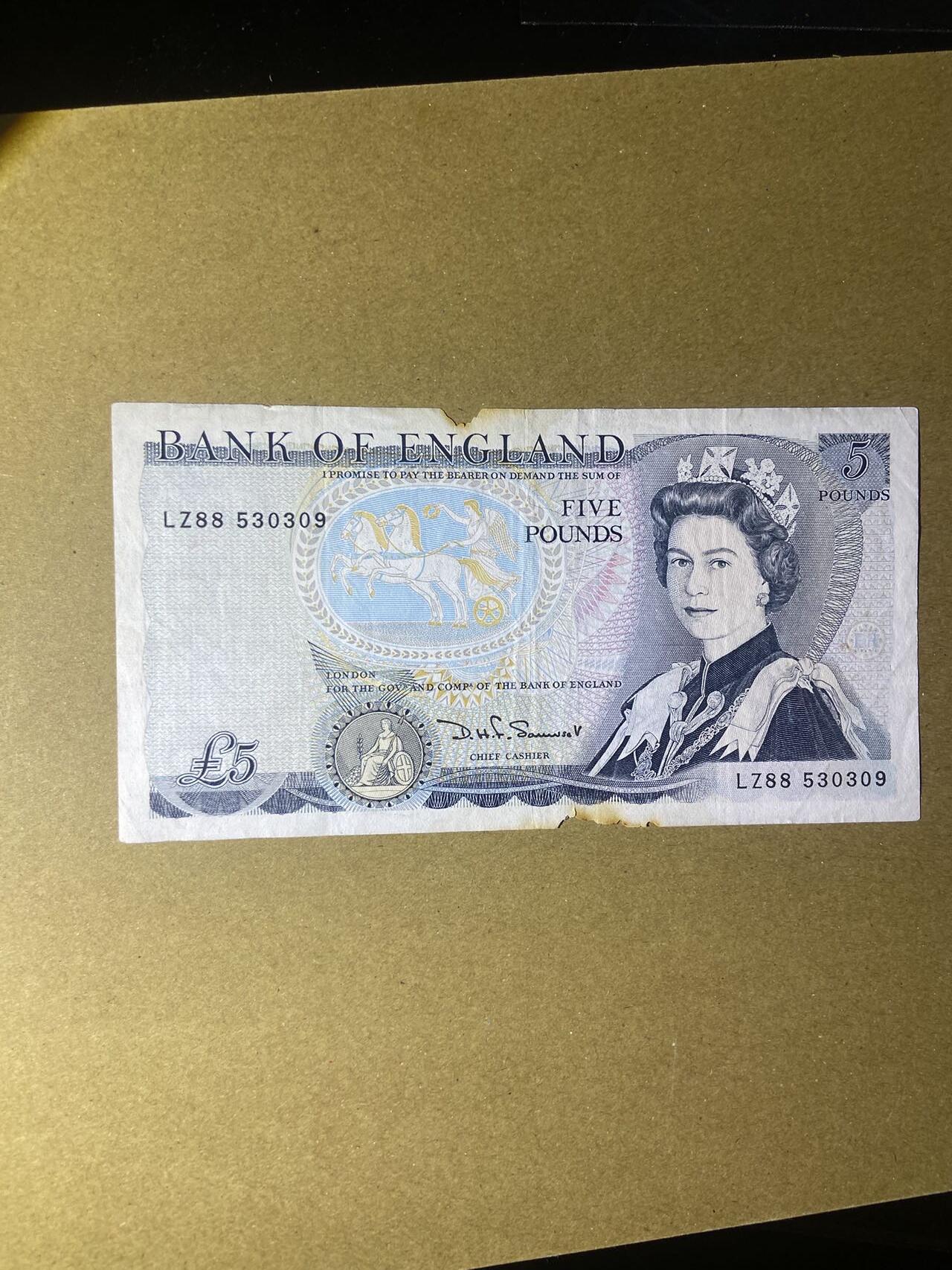 【炜奕收藏】，第十八期 英格兰D序列5磅，流通品相，有火烧痕迹