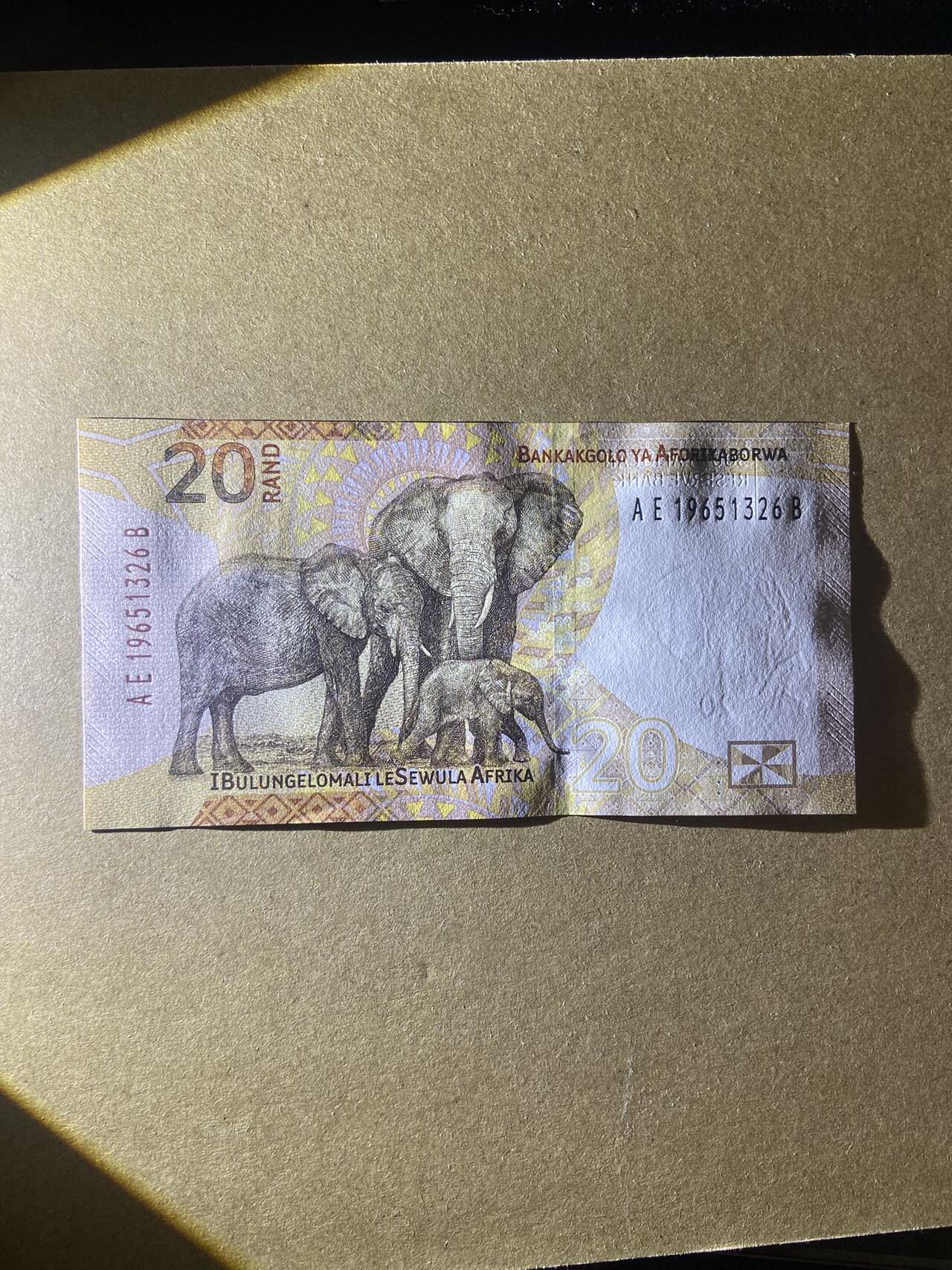 【炜奕收藏】，第十八期 南非新版20元，UNC品相，号码无47