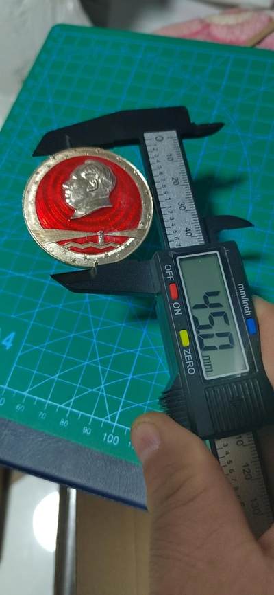 毛主席像章专场 🔥🔥灯塔🔥🔥毛主席像章，45毫米，背面有铭文：毛泽东思想是世界革命的灯塔    九大献礼         4007系列