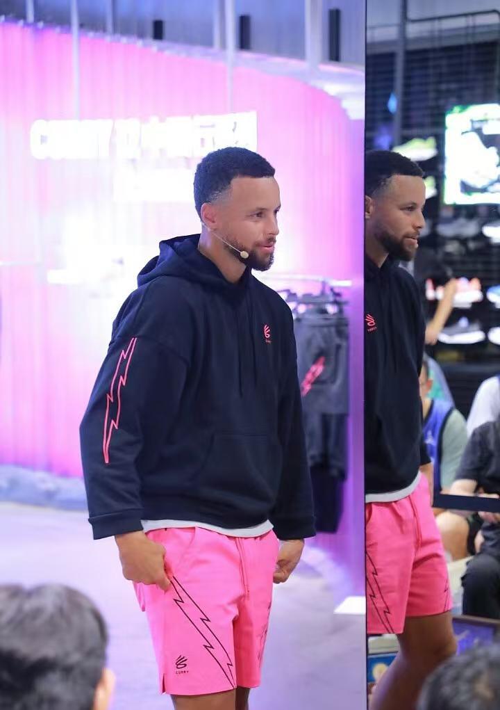 零元拍：“NBA历史三分王”斯蒂芬-库里亲笔签名UnderArmour安德玛库里PE篮球，最火热的盘古色，附签中国特色铭文“Xiao Xue Sheng”，是不是超难得！签于UA《敬我三分》2024 CURRY品牌中国行！