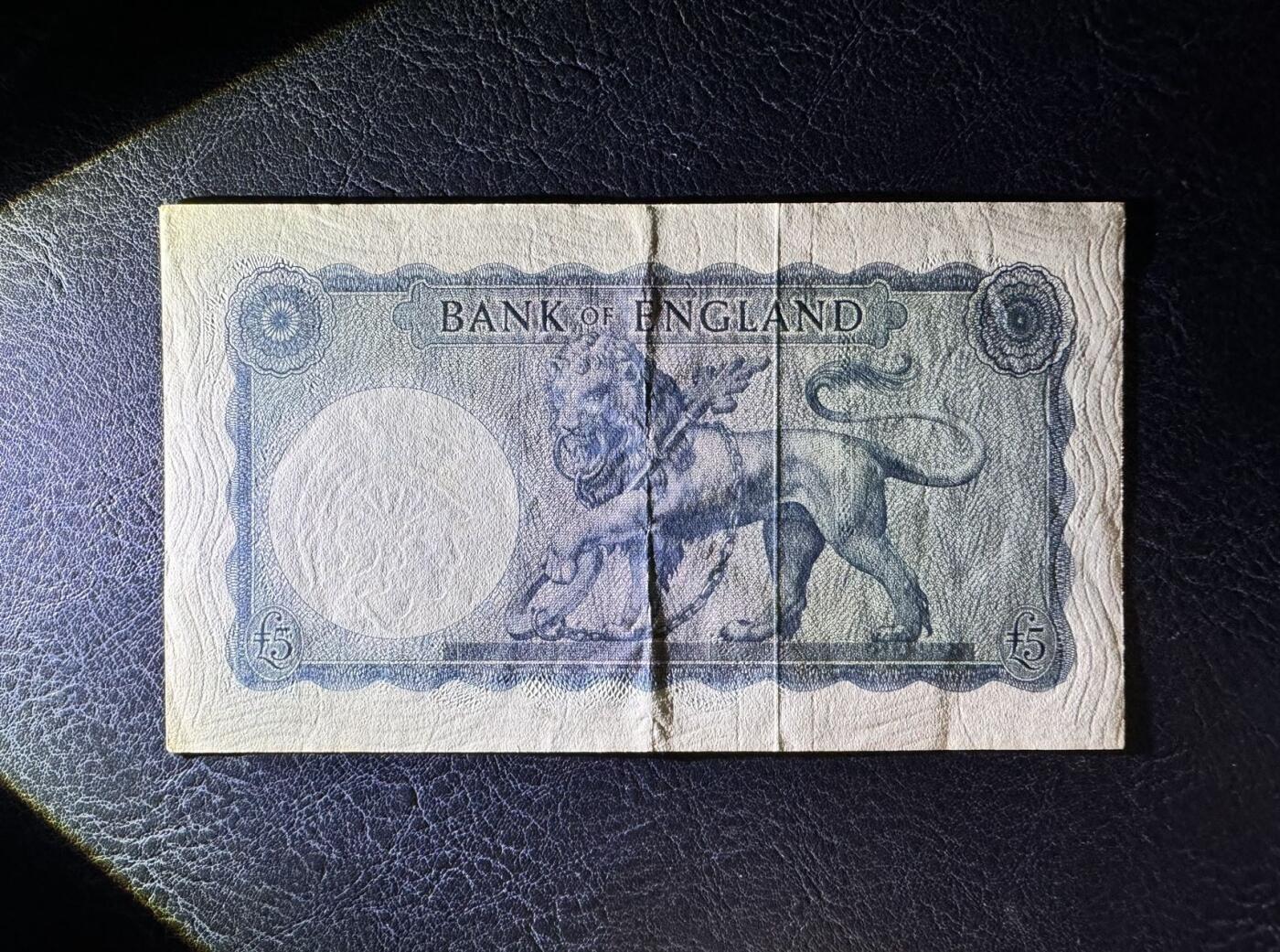 【炜奕收藏】，第十八期 英国B序列5磅，AU品相，号码无47