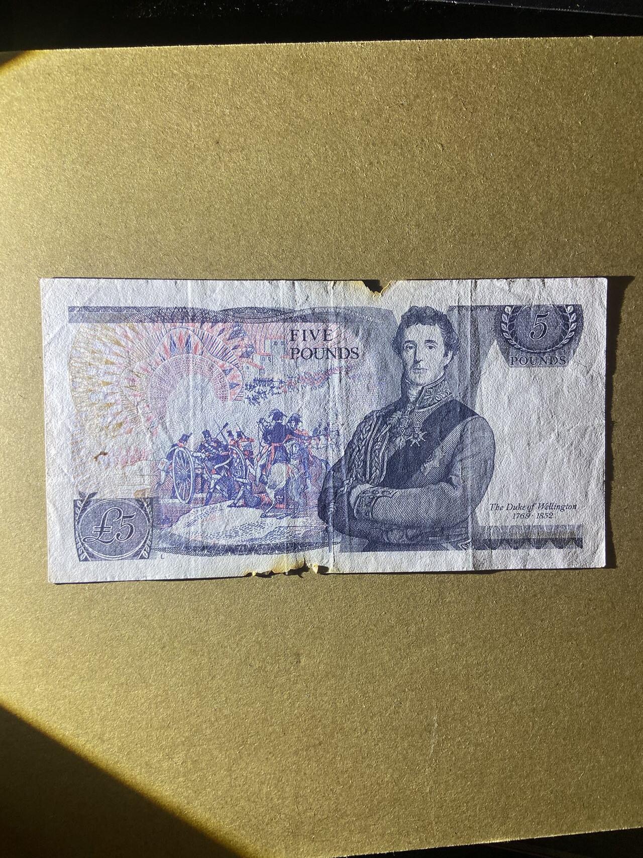 【炜奕收藏】，第十八期 英格兰D序列5磅，流通品相，有火烧痕迹