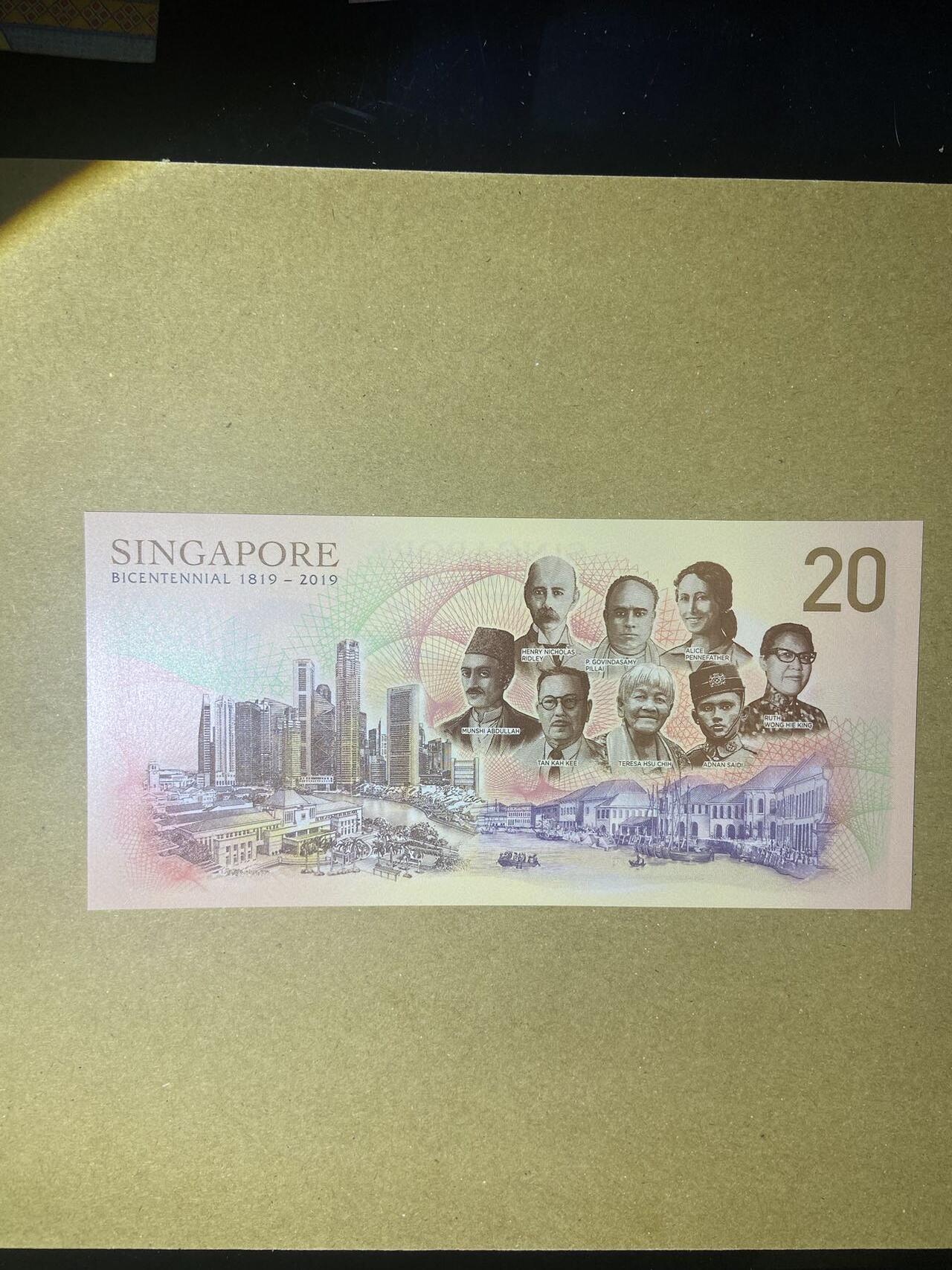 【炜奕收藏】，第十八期 新加坡20元塑料纪念钞，UNC品相