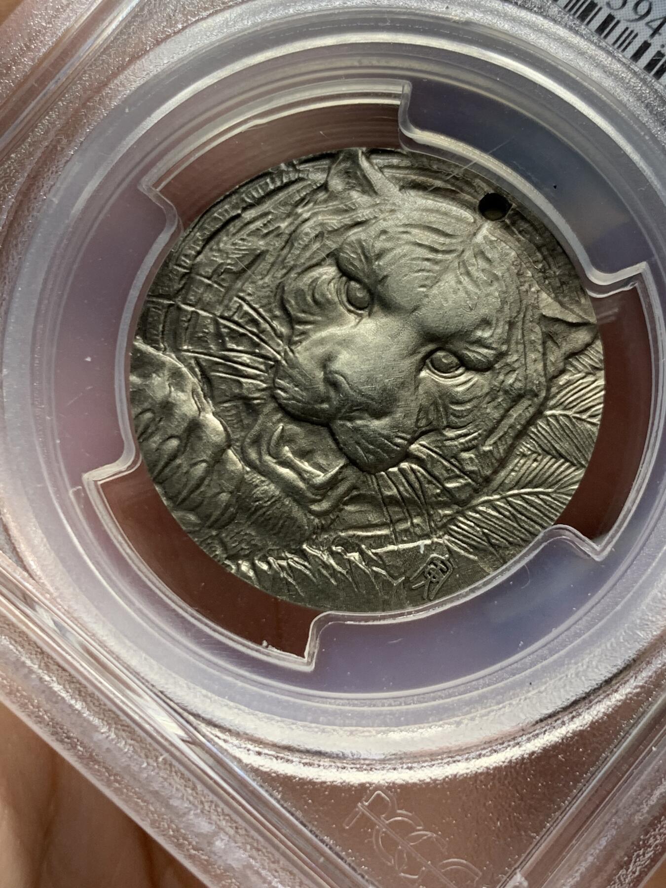 《竞宝斋》第325场 周日，周一，2场连拍 （全场包邮） PCGS MS70 中国2021年老虎纪念章 有穿孔 细节见图