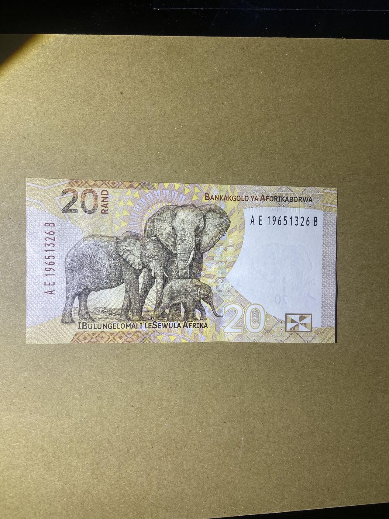 【炜奕收藏】，第十八期 南非新版20元，UNC品相，号码无47