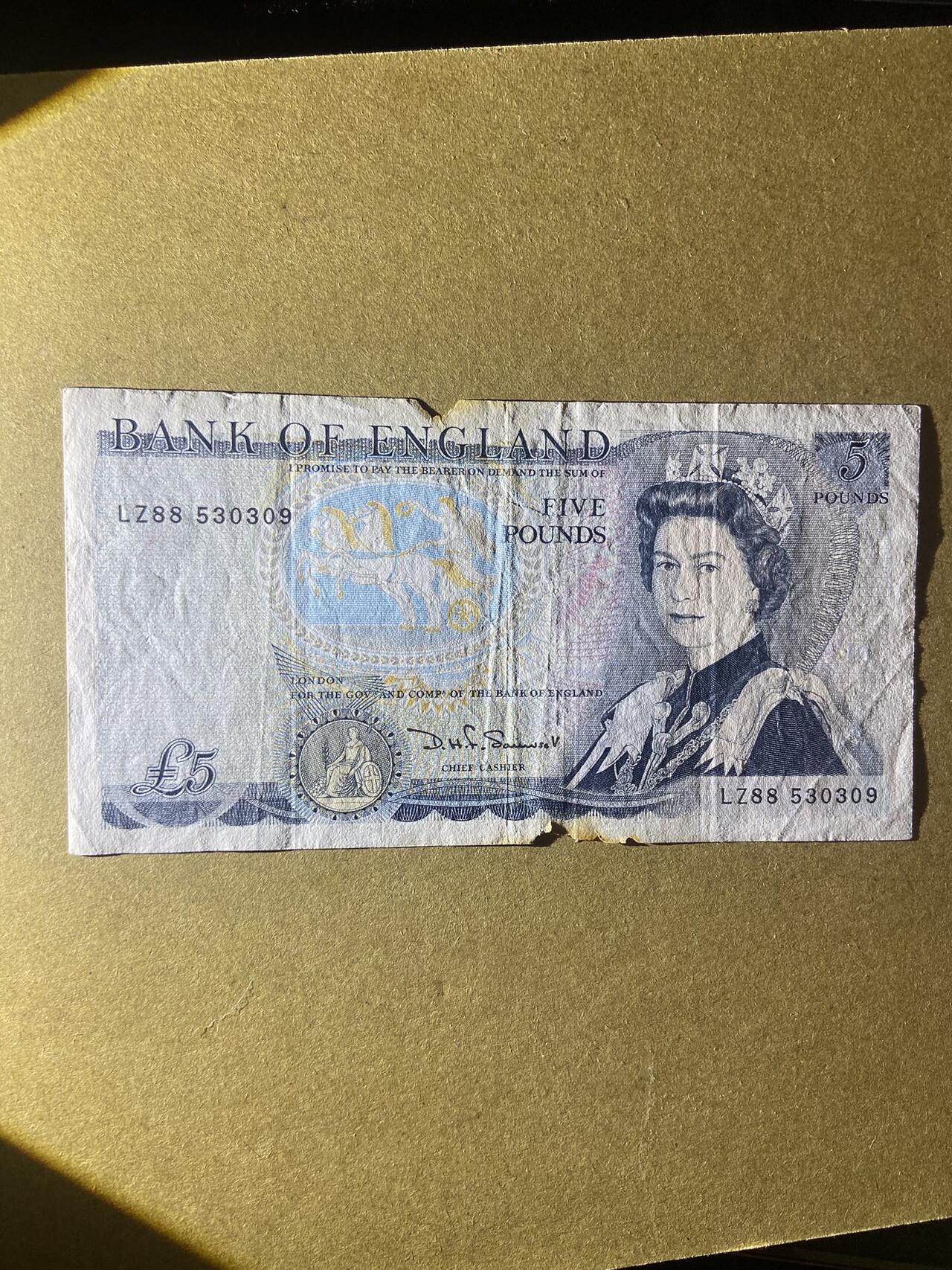 【炜奕收藏】，第十八期 英格兰D序列5磅，流通品相，有火烧痕迹