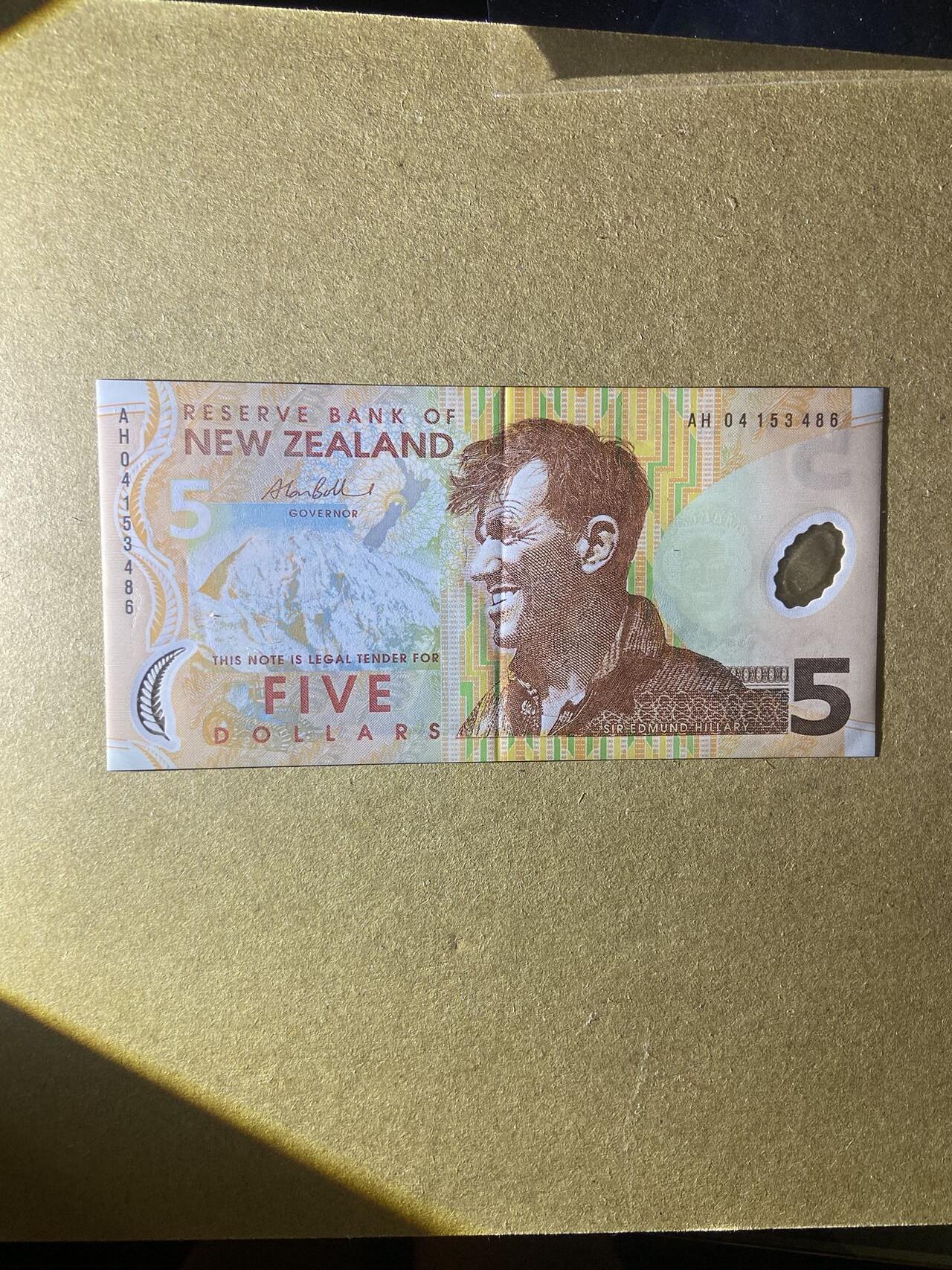 【炜奕收藏】，第十八期 新西兰初版塑料钞5元，AU品相