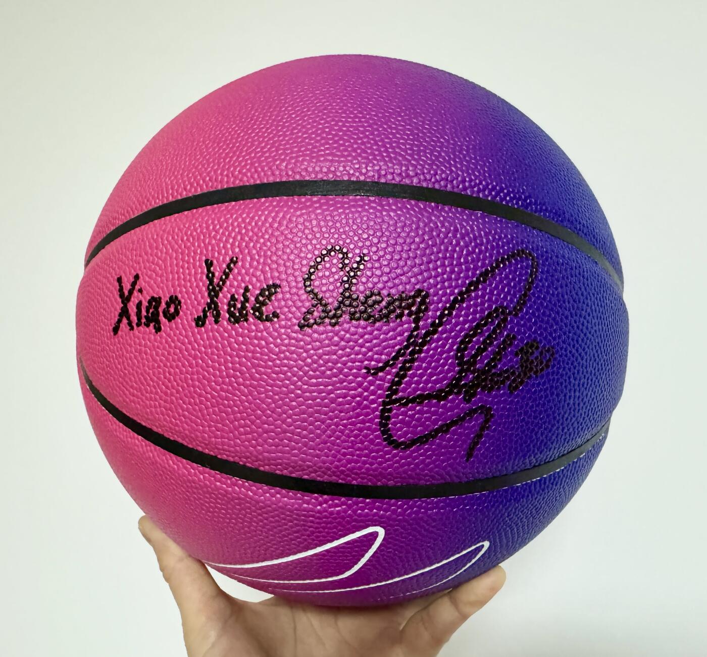 零元拍：“NBA历史三分王”斯蒂芬-库里亲笔签名UnderArmour安德玛库里PE篮球，最火热的盘古色，附签中国特色铭文“Xiao Xue Sheng”，是不是超难得！签于UA《敬我三分》2024 CURRY品牌中国行！