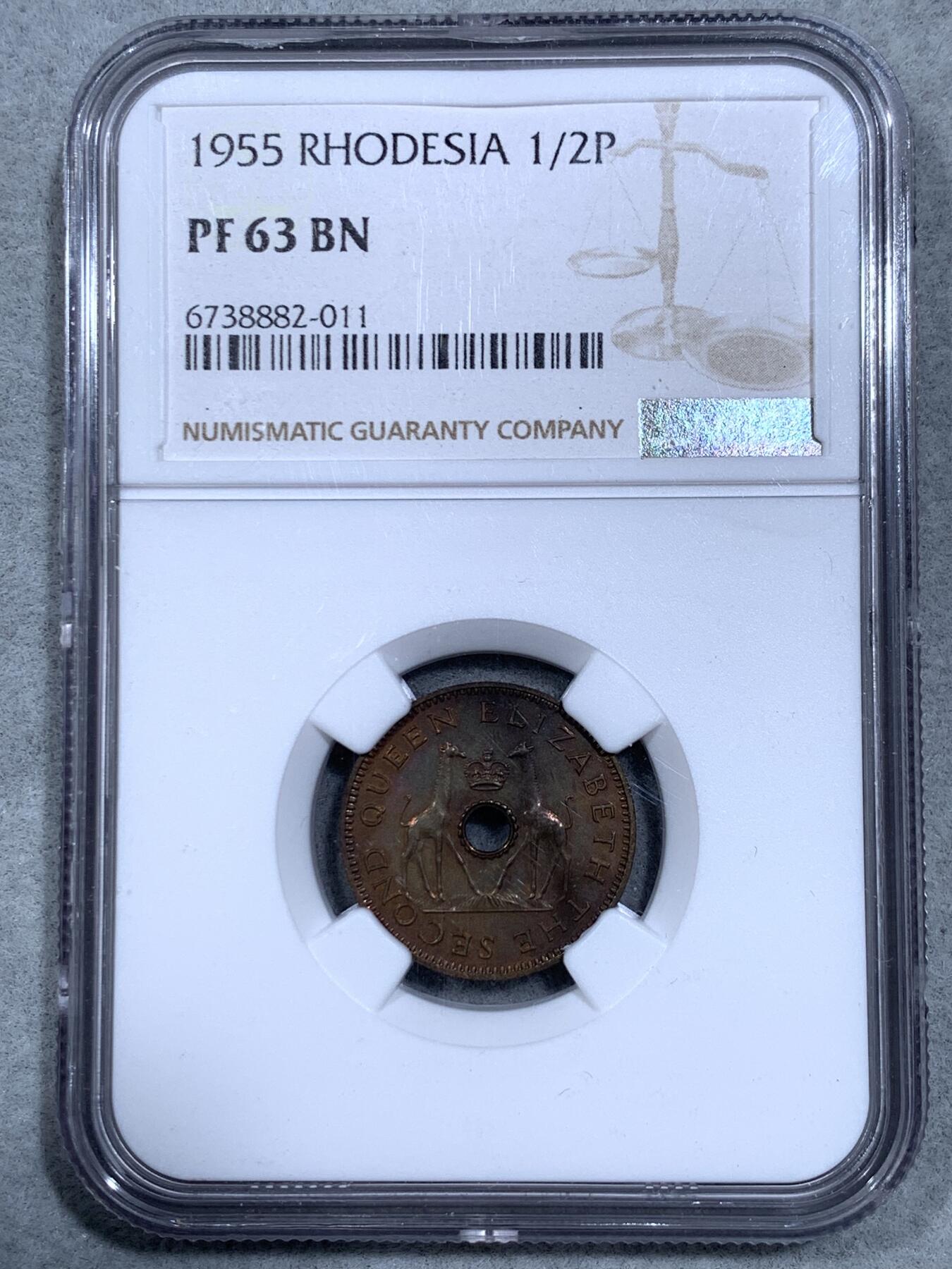 《竞宝斋》第325场 周日，周一，2场连拍 （全场包邮） NGC PF63-65 英属罗德西亚和尼亚萨兰1955年精制套币7枚 因为保存环境原因大部分套币氧化严重 而这套品相保存得很好 镜面感强烈 铜币绚丽五彩 带原盒