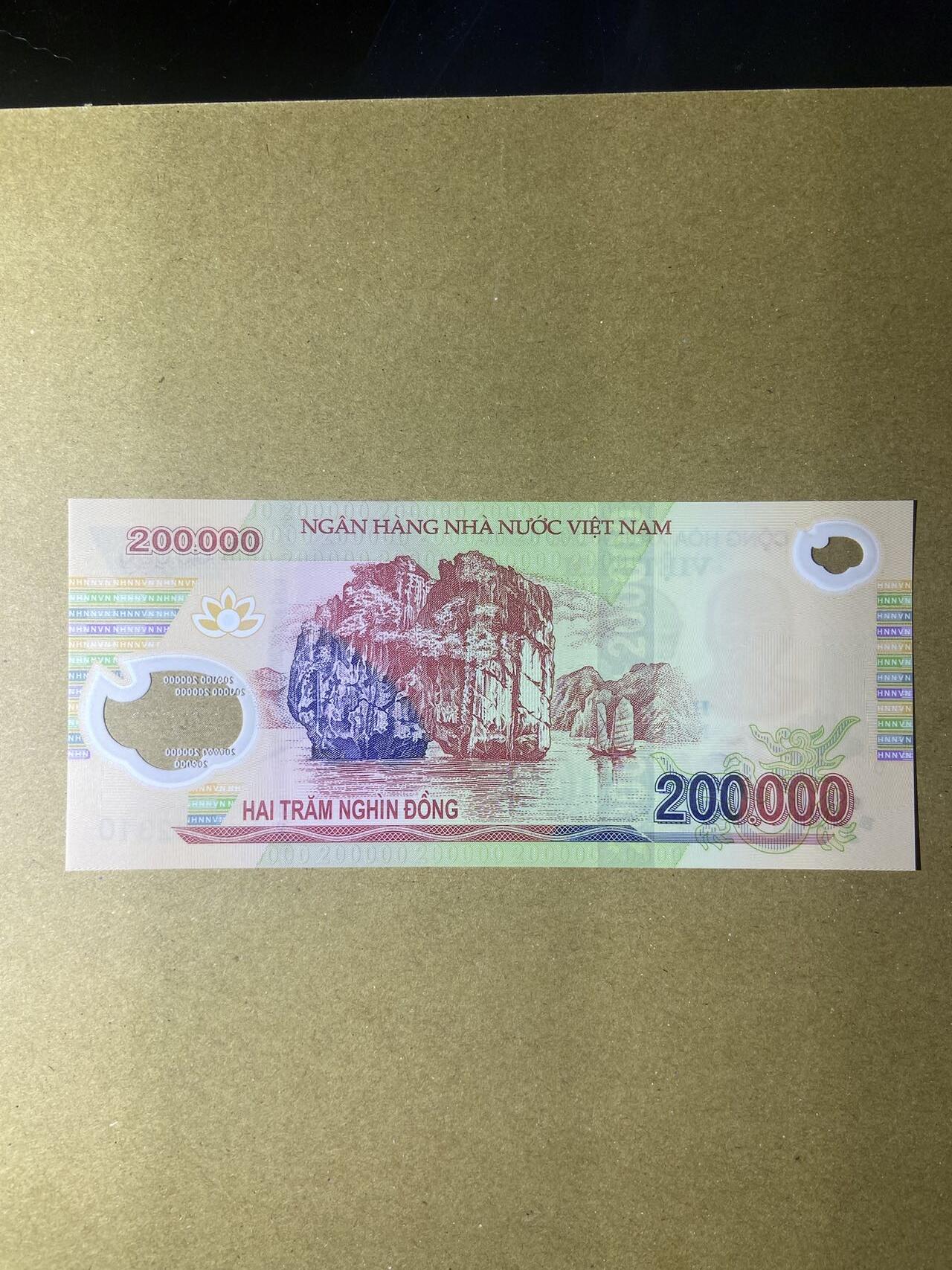 【炜奕收藏】，第十八期 越南20万越南盾，UNC品相，号码老虎头无47全小号