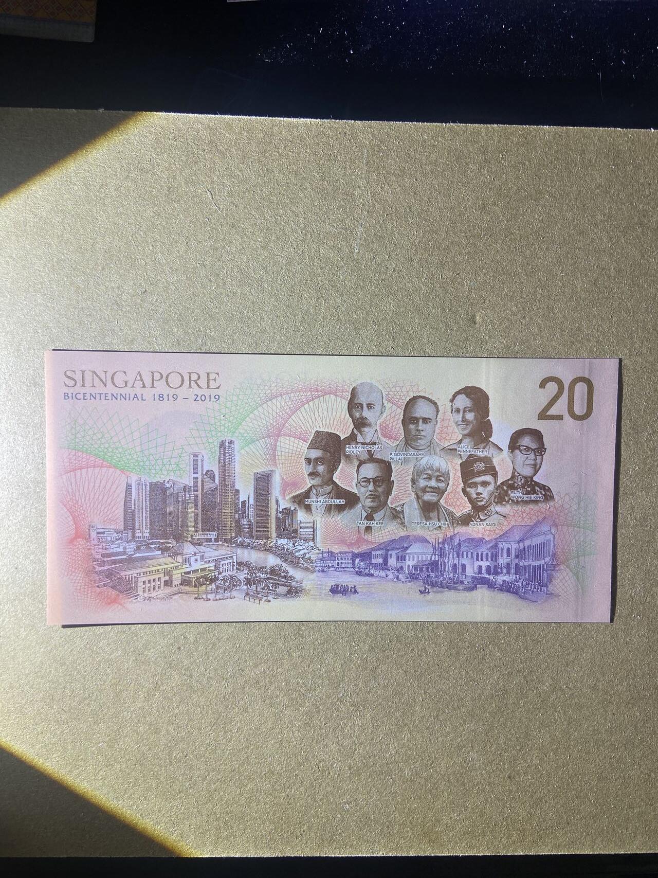 【炜奕收藏】，第十八期 新加坡20元塑料纪念钞，UNC品相