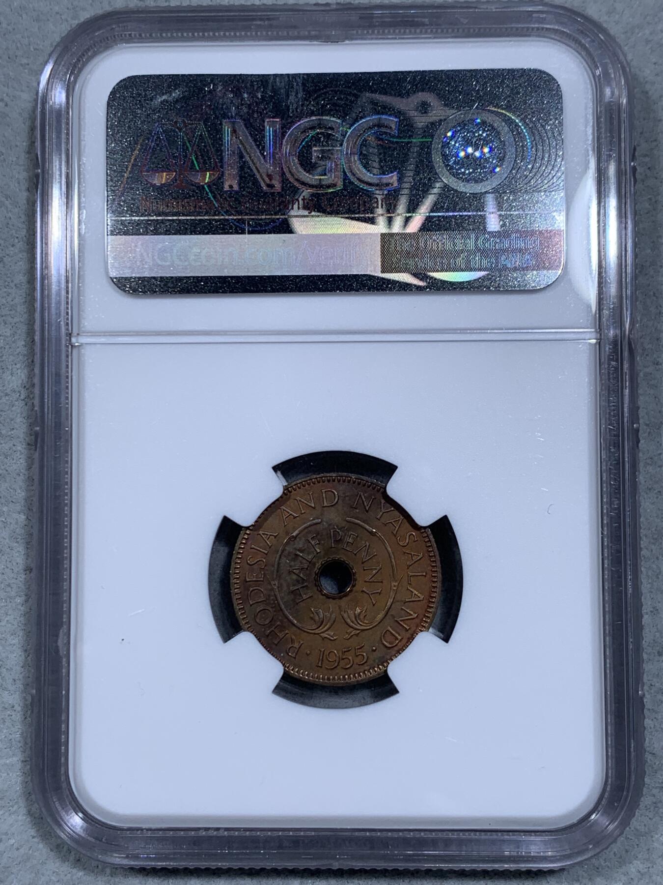 《竞宝斋》第325场 周日，周一，2场连拍 （全场包邮） NGC PF63-65 英属罗德西亚和尼亚萨兰1955年精制套币7枚 因为保存环境原因大部分套币氧化严重 而这套品相保存得很好 镜面感强烈 铜币绚丽五彩 带原盒