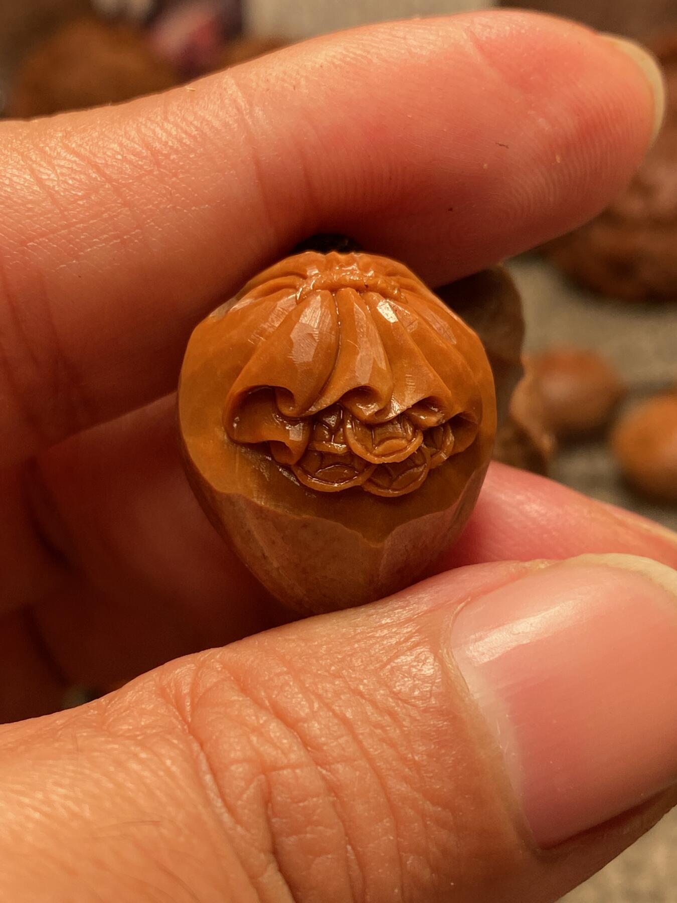 苏工核雕手工文化 苏工核雕铁核留刀痕弥勒小手串，8年老籽，市场稀少的串好玩又好看，尺寸2。0x2.4喜欢的来