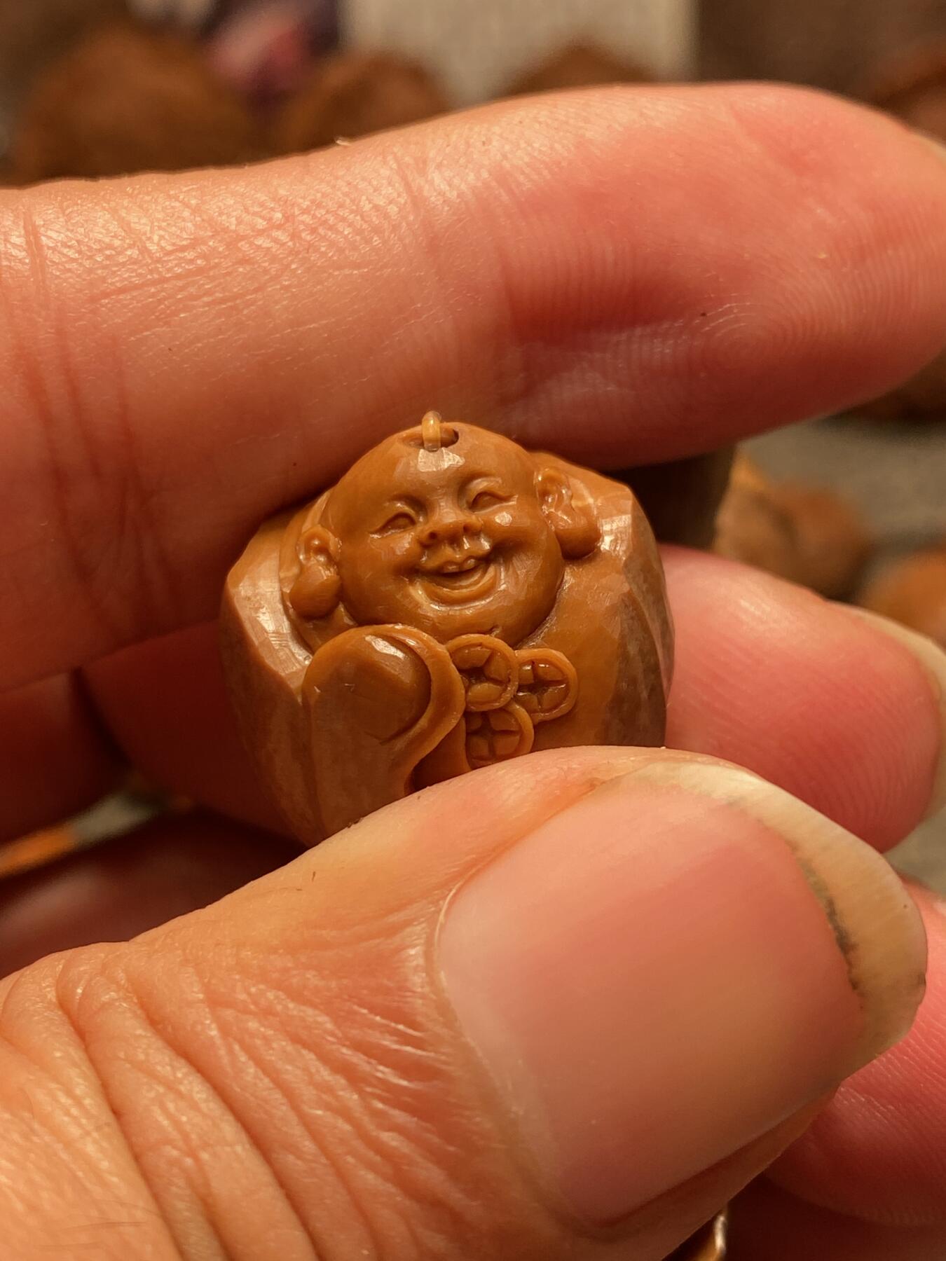 苏工核雕手工文化 苏工核雕铁核留刀痕弥勒小手串，8年老籽，市场稀少的串好玩又好看，尺寸2。0x2.4喜欢的来