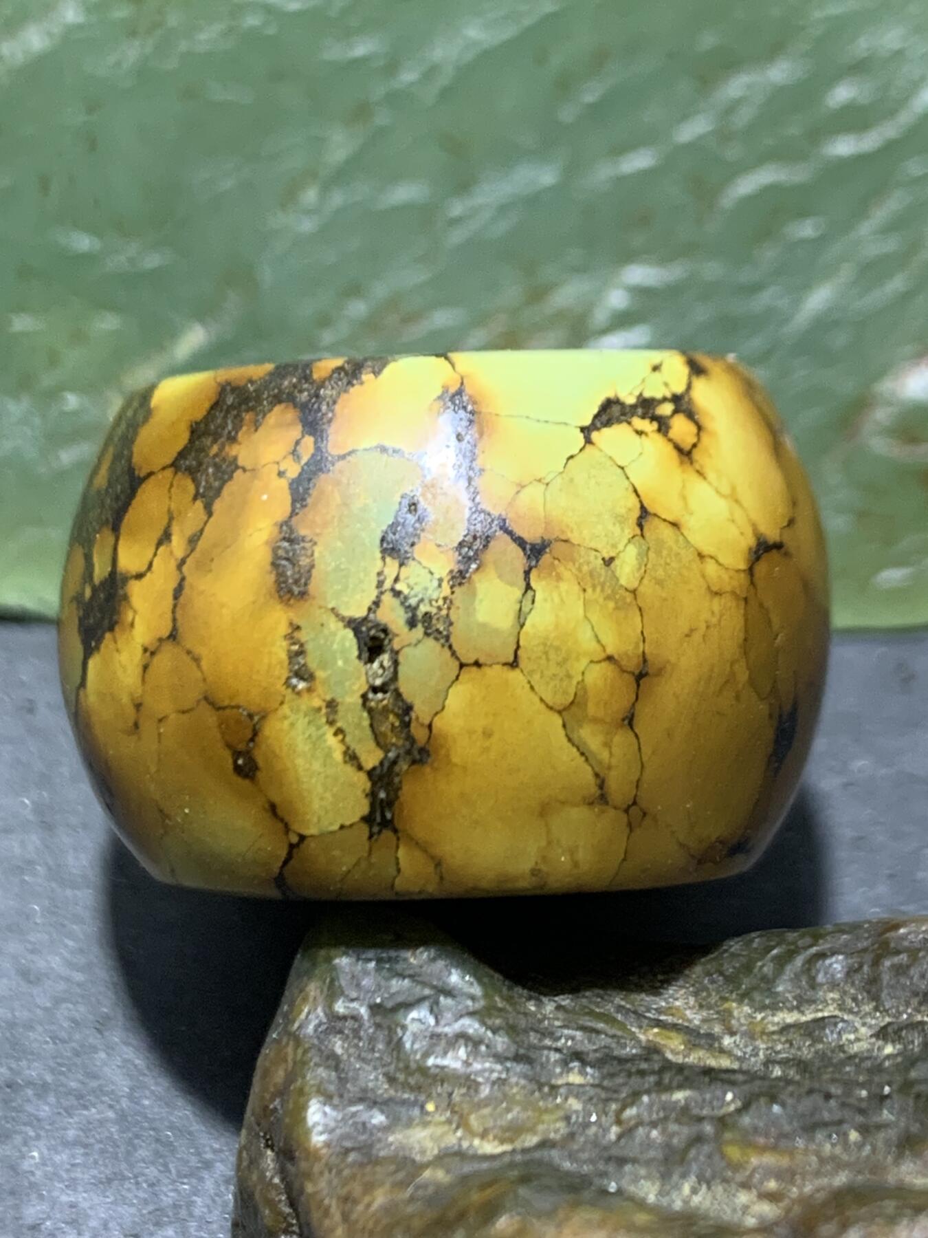 精美十堰高瓷炼乳网花松石墩子珠一颗，