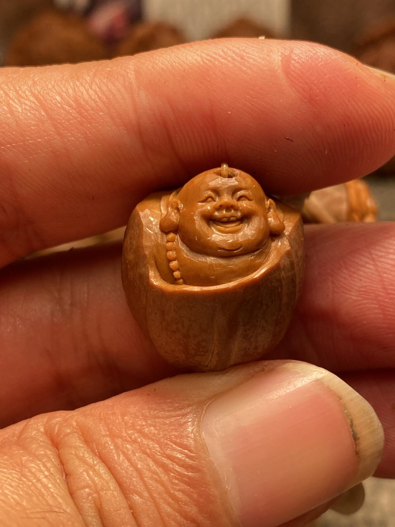 苏工核雕手工文化 苏工核雕铁核留刀痕弥勒小手串，8年老籽，市场稀少的串好玩又好看，尺寸2。0x2.4喜欢的来