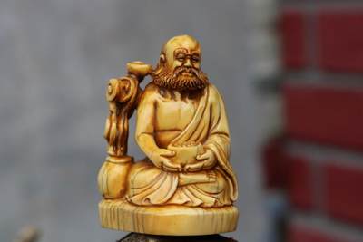 牙雕罗汉 此物件通体满工、选料上乘、整料雕刻、雕工极其精美、栩栩如生、题材少见、寓意吉祥、全品包老……文房案头精美摆设！收藏赠友佳选…… - 牙雕罗汉 此物件通体满工、选料上乘、整料雕刻、雕工极其精美、栩栩如生、题材少见、寓意吉祥、全品包老……文房案头精美摆设！收藏赠友佳选……