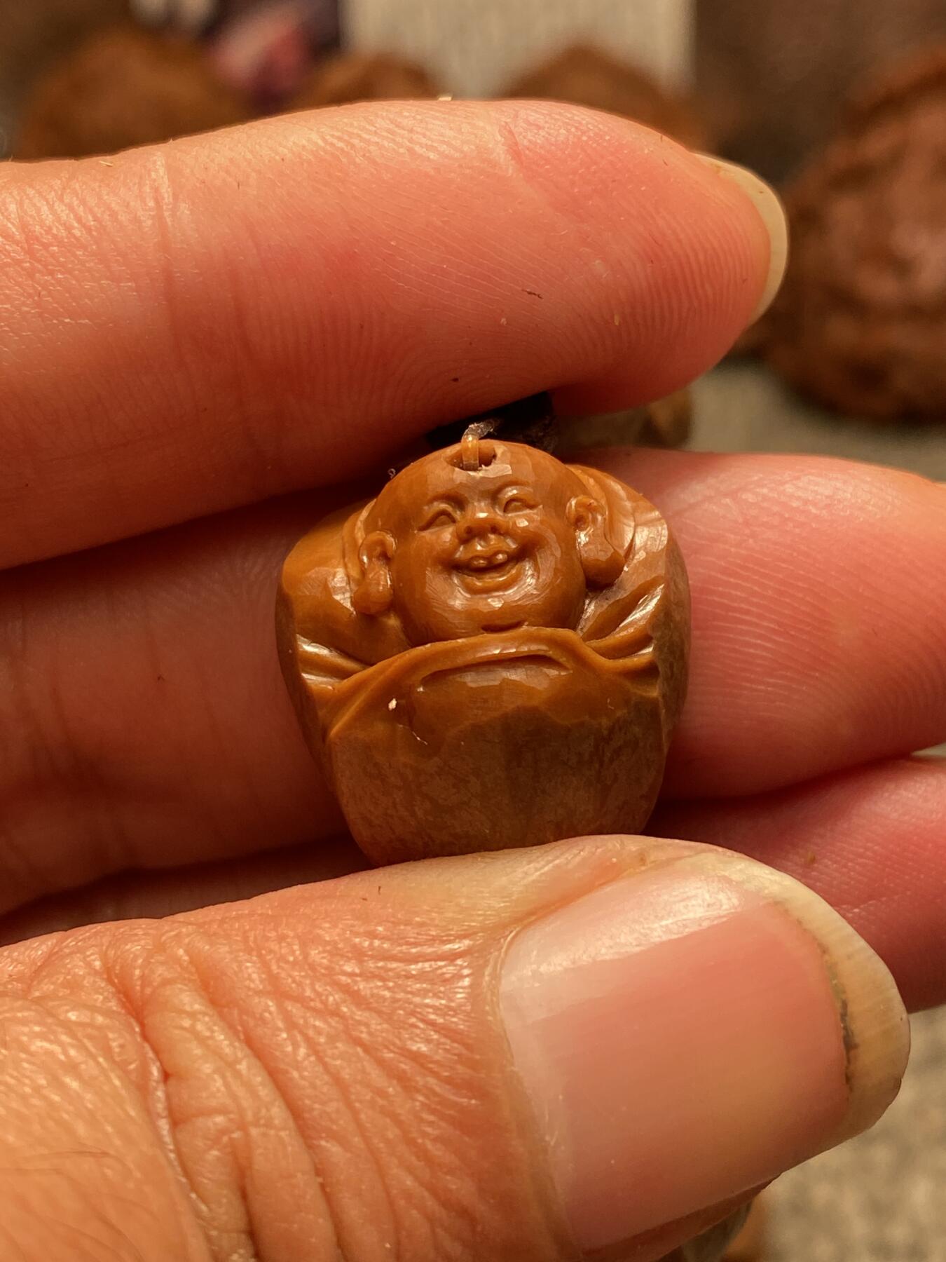苏工核雕手工文化 苏工核雕铁核留刀痕弥勒小手串，8年老籽，市场稀少的串好玩又好看，尺寸2。0x2.4喜欢的来