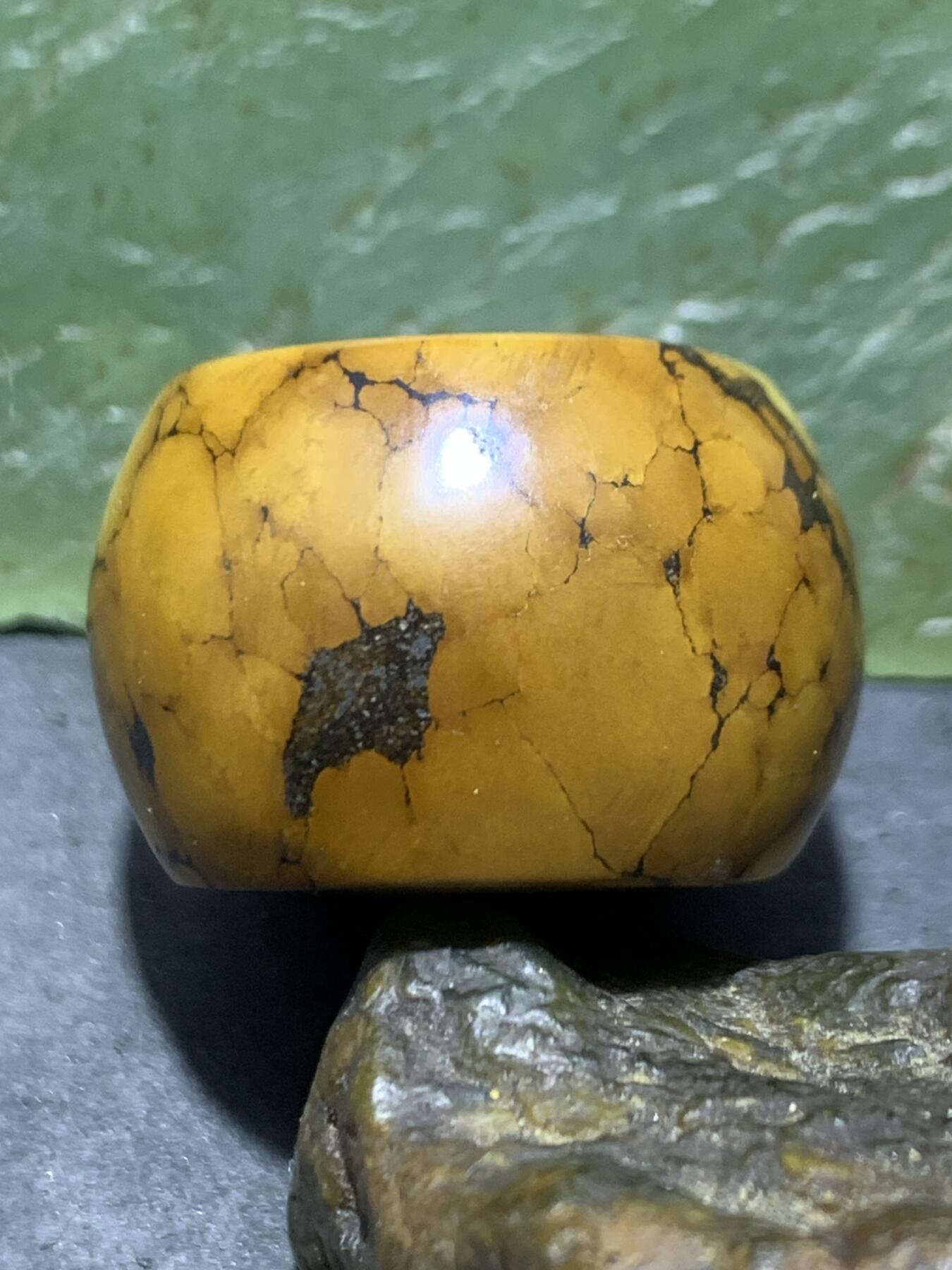 精美十堰高瓷炼乳网花松石墩子珠一颗，