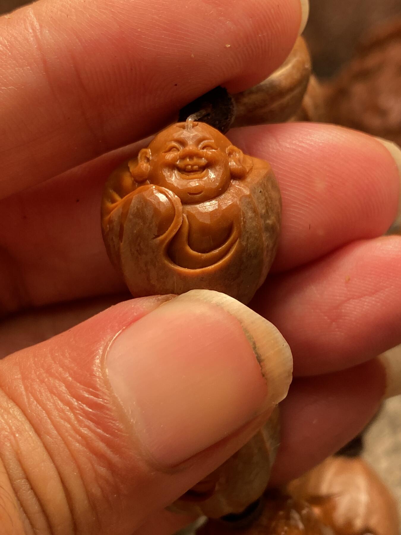 苏工核雕手工文化 苏工核雕铁核留刀痕弥勒小手串，8年老籽，市场稀少的串好玩又好看，尺寸2。0x2.4喜欢的来