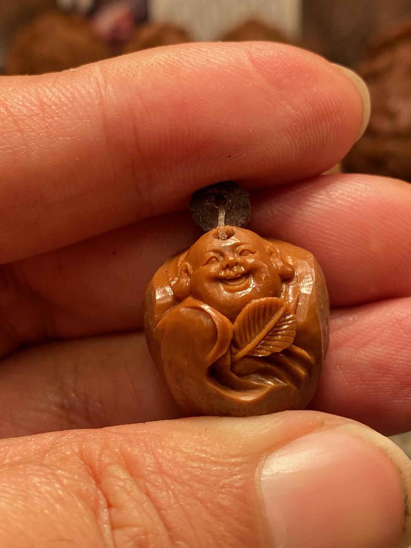 苏工核雕手工文化 苏工核雕铁核留刀痕弥勒小手串，8年老籽，市场稀少的串好玩又好看，尺寸2。0x2.4喜欢的来