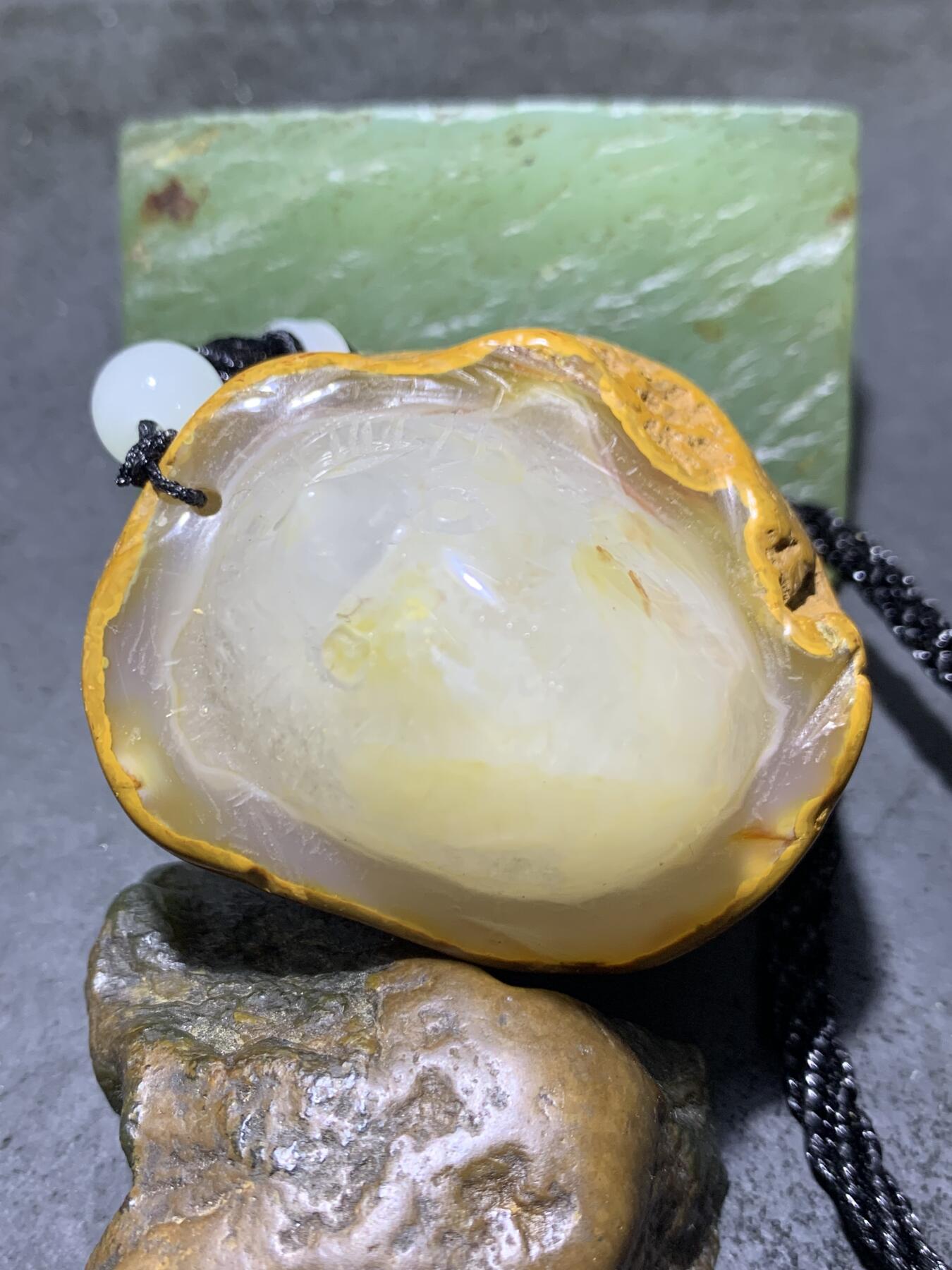 精美天然原皮冰飘马达加斯加玛瑙雕刻小鸡出壳把件一个