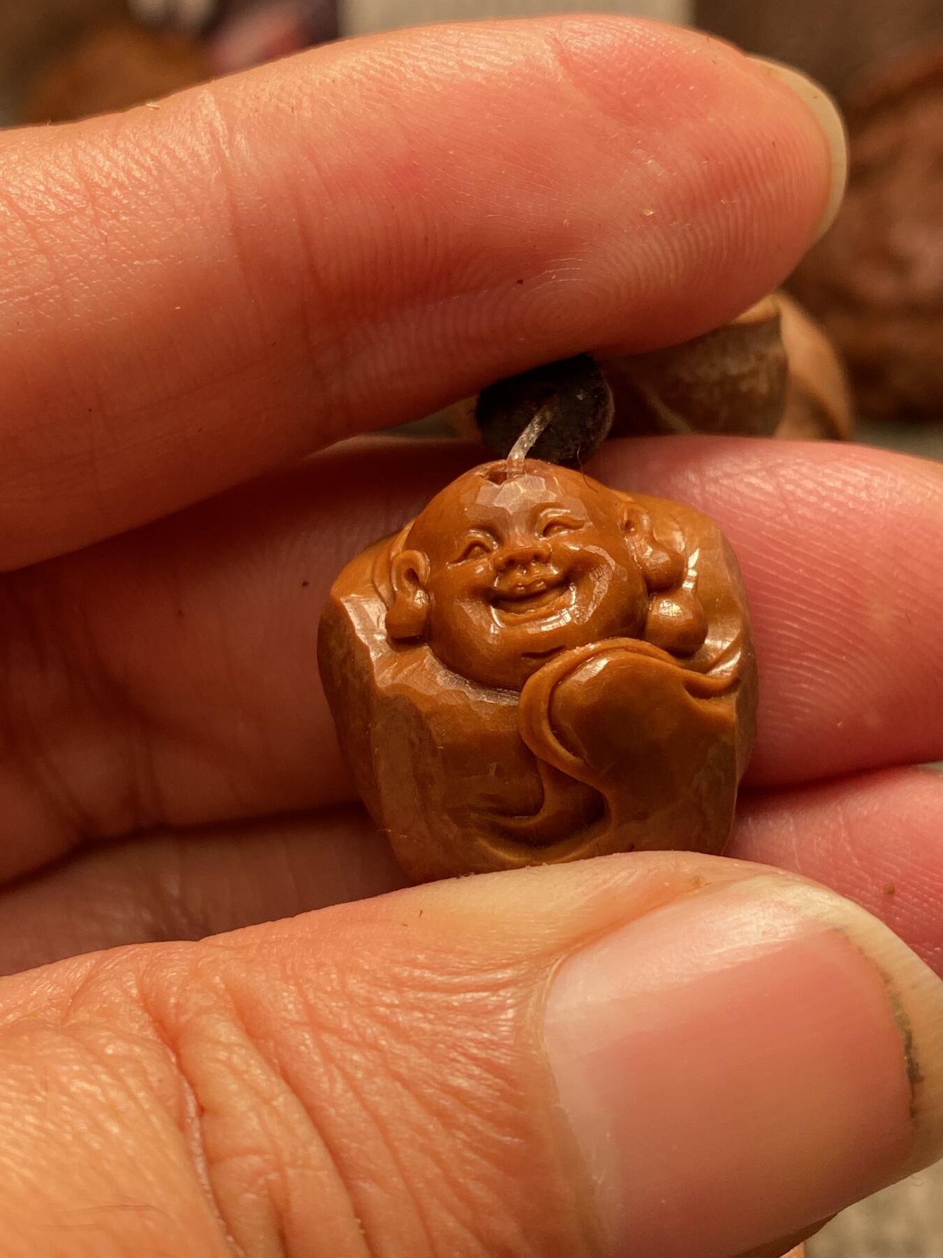 苏工核雕手工文化 苏工核雕铁核留刀痕弥勒小手串，8年老籽，市场稀少的串好玩又好看，尺寸2。0x2.4喜欢的来