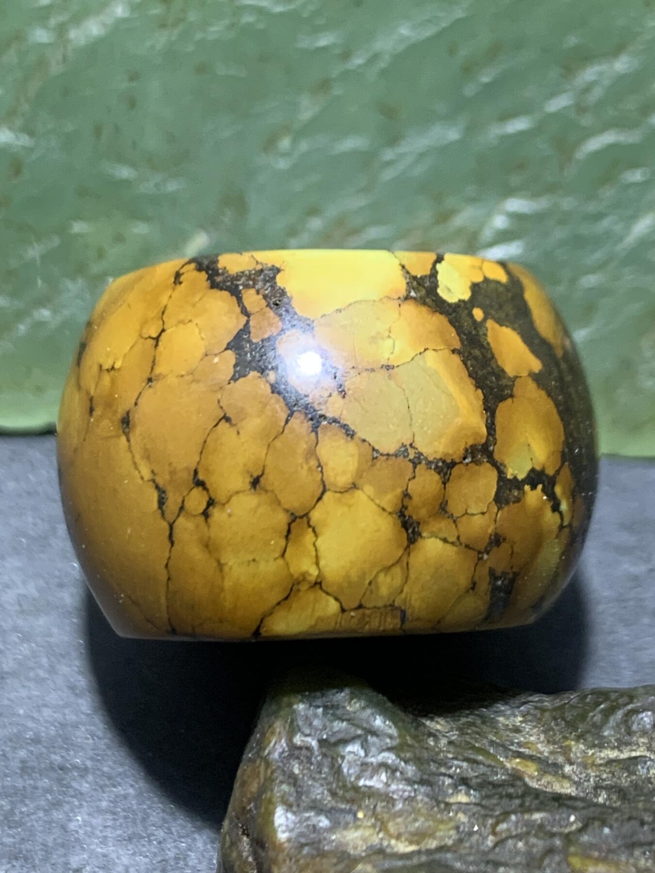 精美十堰高瓷炼乳网花松石墩子珠一颗，