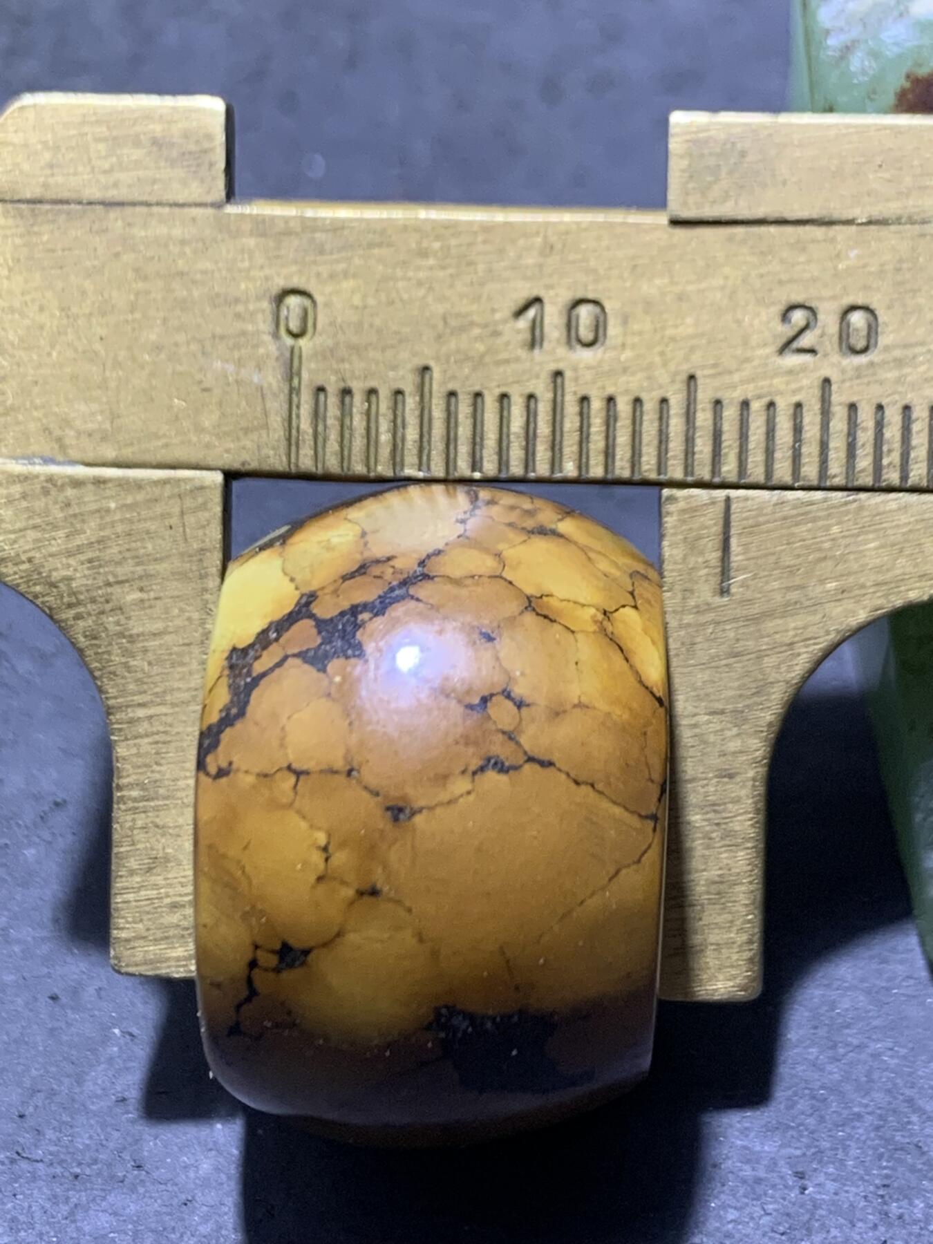 精美十堰高瓷炼乳网花松石墩子珠一颗，
