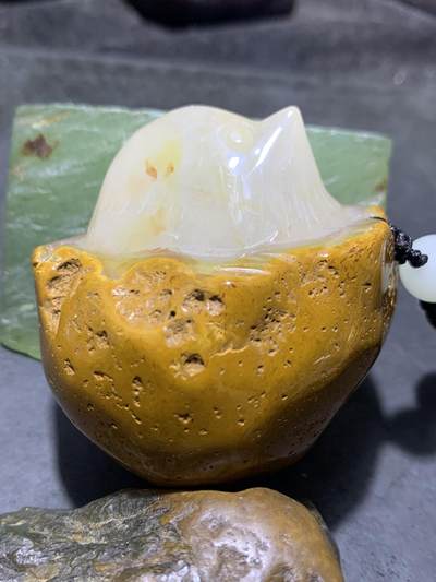精美天然原皮冰飘马达加斯加玛瑙雕刻小鸡出壳把件一个 - 精美天然原皮冰飘马达加斯加玛瑙雕刻小鸡出壳把件一个