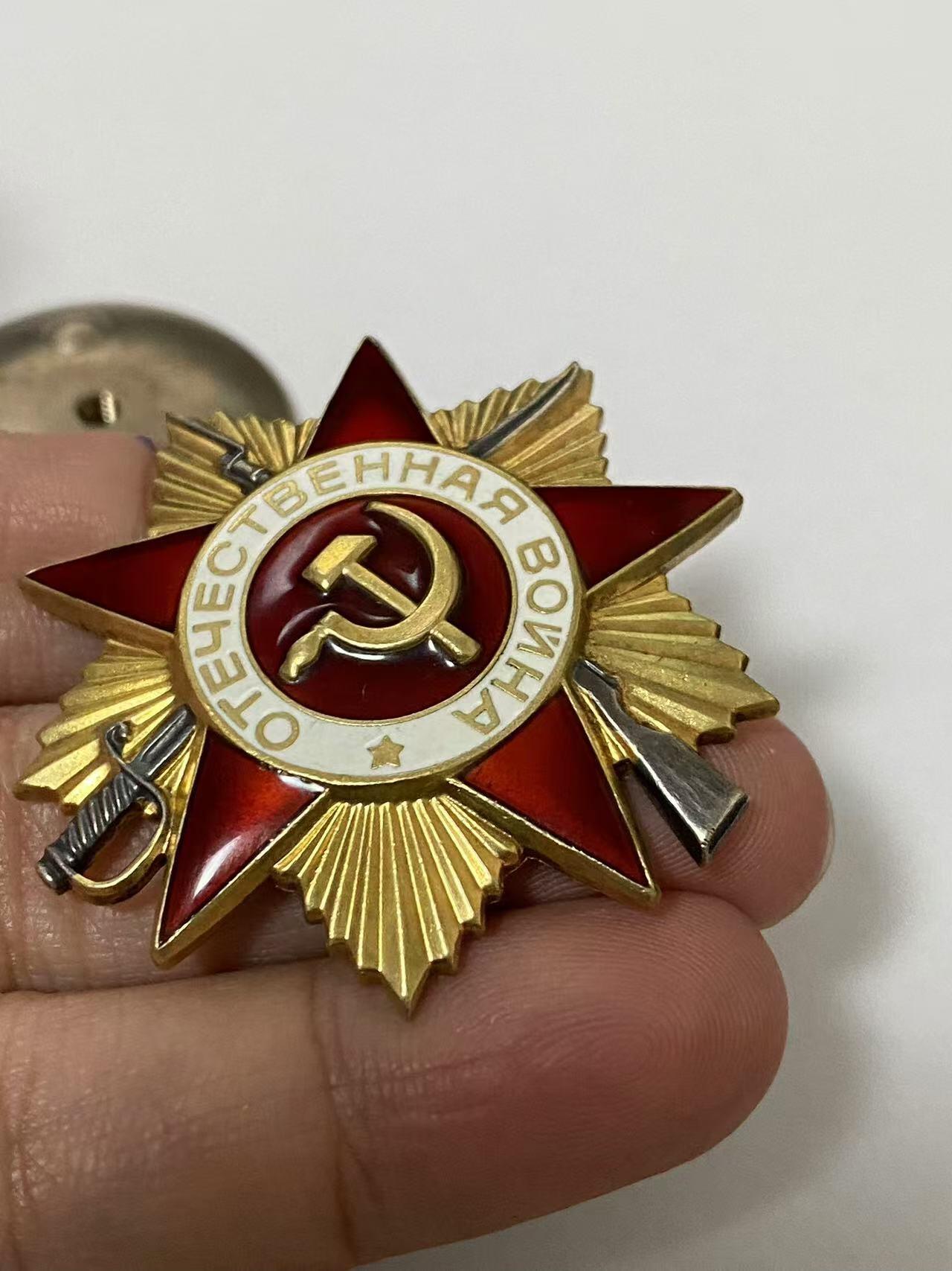 苏联勋章奖章拍卖11月16日晚上九点结束在麦稀奇 找不到的加我qq或者微信都是184277308备注苏章拍卖。最好加微信群每次都会通知还有提前可以一口价的 最近会持续拍卖一些东西。 苏联一级为国战争勋章85版 六位数 704024 金品品相  镀金基本完美 