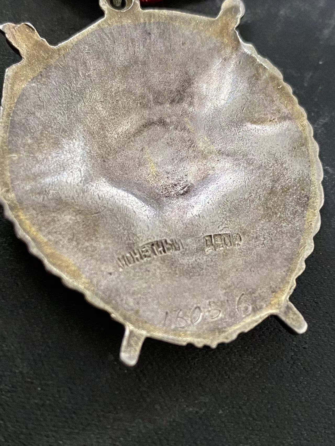 苏联勋章奖章拍卖11月16日晚上九点结束在麦稀奇 找不到的加我qq或者微信都是184277308备注苏章拍卖。最好加微信群每次都会通知还有提前可以一口价的 最近会持续拍卖一些东西。 苏联红旗勋章二战 130516 服役获得 上珐琅左边底部边缘字母E下面，右边缘  ，第三排字母字母O下面 均有些小瑕疵 第一批服役红旗44年颁发上校 Шептунов Павел Филиппович 上校 参加过内战 通过别的章的奖励卡可以看出。训练预备君官 为游击队和前线部队提供优秀君官 