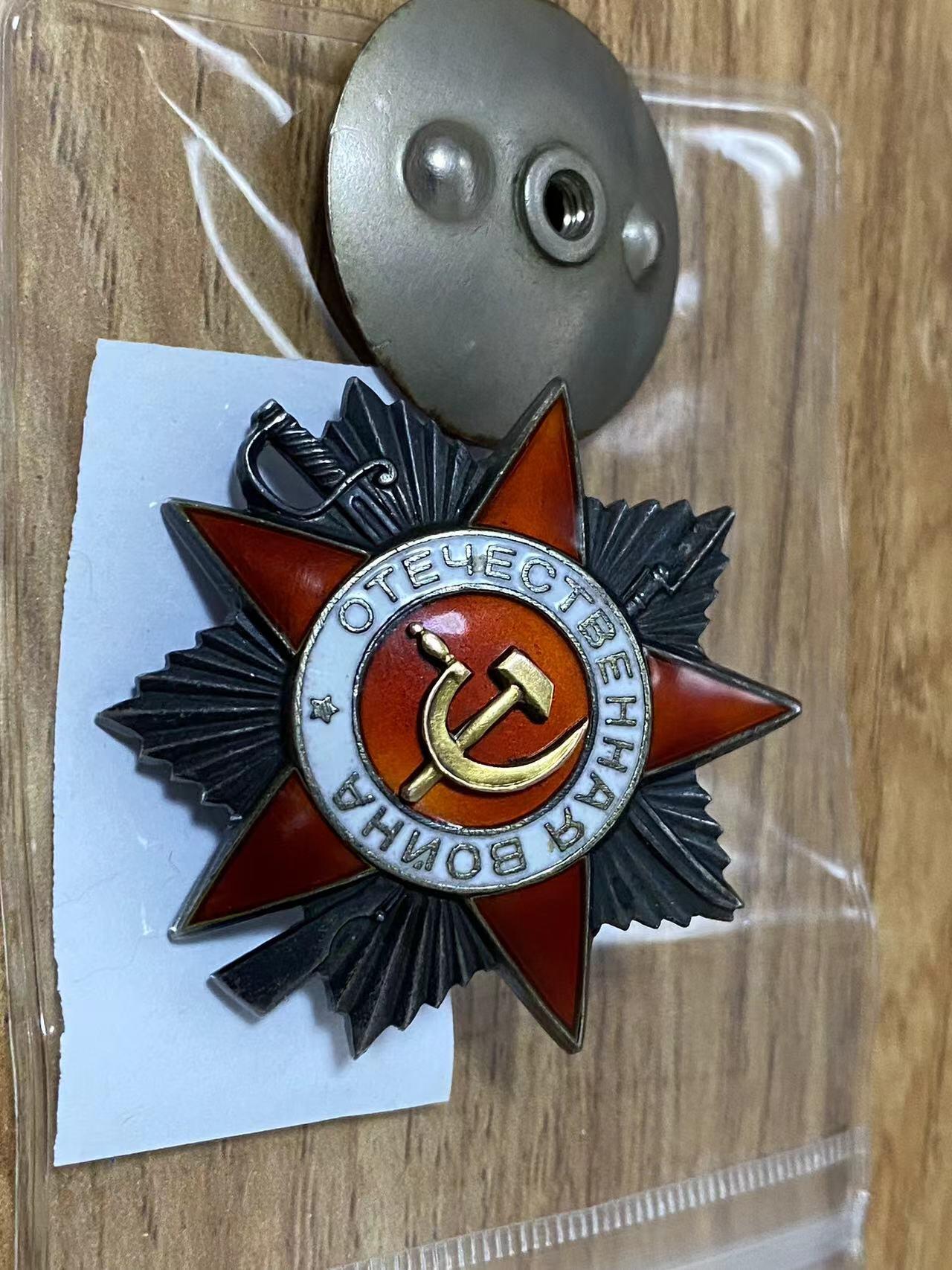 苏联勋章奖章拍卖11月16日晚上九点结束在麦稀奇 找不到的加我qq或者微信都是184277308备注苏章拍卖。最好加微信群每次都会通知还有提前可以一口价的 最近会持续拍卖一些东西。 苏联二级为国578777包子号品相非常好 无磕碰 非常漂亮。274独立特遣摩托化营迫击炮排指挥员Арапов Николай Владимирович 负伤后流血指挥部队 战果 3个火力点1反坦克炮 加炮兵分队 一个排步兵（50人左右）战斗地点在屈斯特林 现在是波兰的城市，叫“奥得河畔科斯琴”距离柏林只有100公里资料比较多 喜欢的可以自己查查 他的红星也有卡 但是没翻译 