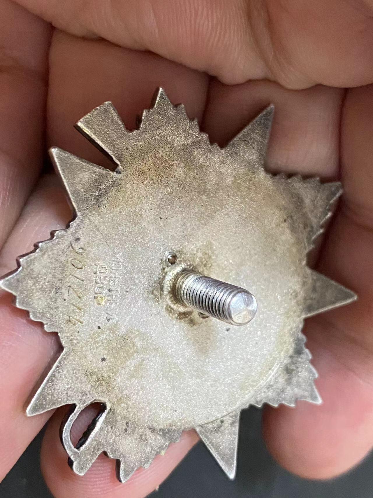 苏联勋章奖章拍卖11月16日晚上九点结束在麦稀奇 找不到的加我qq或者微信都是184277308备注苏章拍卖。最好加微信群每次都会通知还有提前可以一口价的 最近会持续拍卖一些东西。 苏联二级为国勋章901214后期补授 品相很好无磕碰 轻微佩戴  Добрин Василий Алексеевич 213步兵团1营2连指挥员 他看到保障连队侧翼的机枪分队伤亡，他亲自卧在机枪后开火阻断敌军的道路。他和一组战士在索斯诺夫卡村附近的树林里遭遇了一股抵君 尽管敌军在数量上占优势，他依然投入到了战斗，并在其中粉碎了这股敌军，剪灭了15个。非常好的补授+积弊
