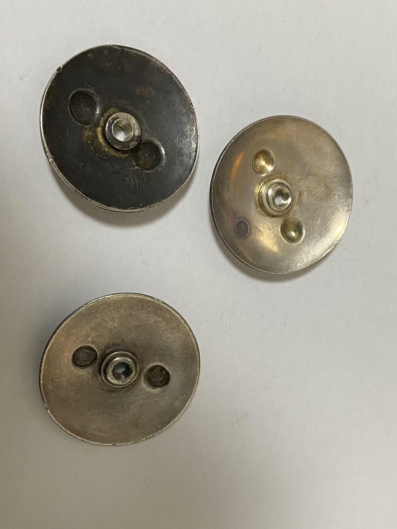 苏联勋章奖章拍卖11月16日晚上九点结束在麦稀奇 找不到的加我qq或者微信都是184277308备注苏章拍卖。最好加微信群每次都会通知还有提前可以一口价的 最近会持续拍卖一些东西。 苏联勋章后盖银轮 银质 三个 适合早期苏联轮版的红旗，为国，红星等