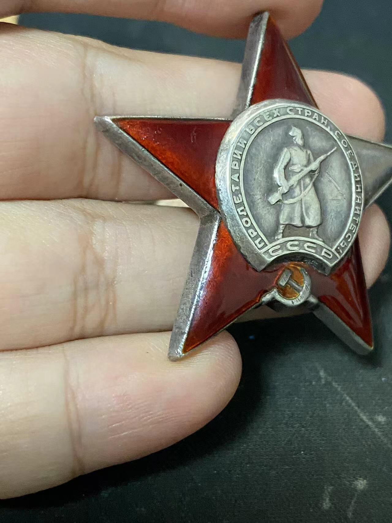 苏联勋章奖章拍卖11月16日晚上九点结束在麦稀奇 找不到的加我qq或者微信都是184277308备注苏章拍卖。最好加微信群每次都会通知还有提前可以一口价的 最近会持续拍卖一些东西。 苏联二战红星勋章 2779263右角磕碰 26独立奥得河反坦克歼击炮兵旅386反坦克歼击炮兵团1连司机Сребролюбов Александр Матвеевич 参加连队的作战生活时他总是第一个带着自己的炮占据发射阵地 