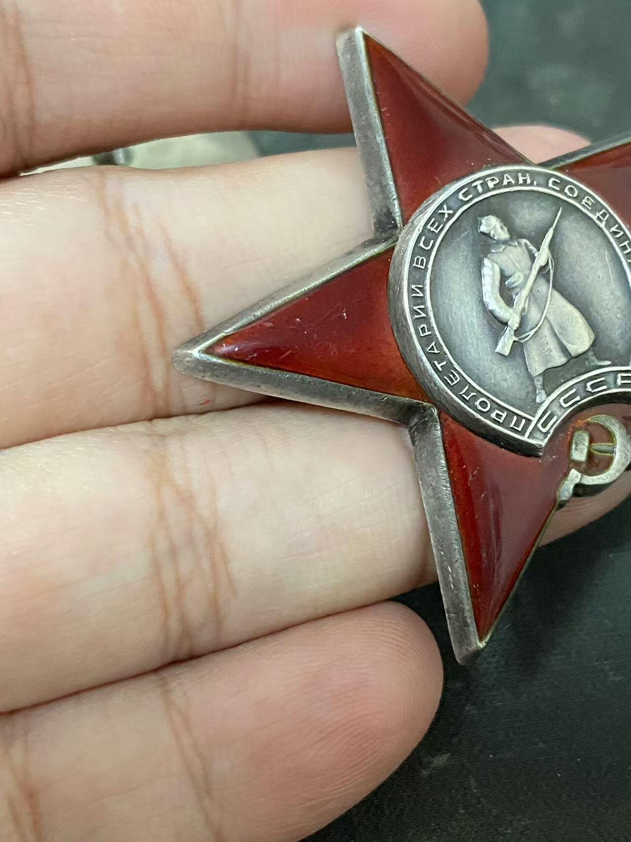 苏联勋章奖章拍卖11月16日晚上九点结束在麦稀奇 找不到的加我qq或者微信都是184277308备注苏章拍卖。最好加微信群每次都会通知还有提前可以一口价的 最近会持续拍卖一些东西。 苏联二战红星勋章 1132171 好品无磕碰 轻微佩戴痕迹 航空团机械师 Кобылков Гавриил Степанович  带登记卡 只翻译了奖励卡 翻译 奖励卡挺长 各种维修飞机。