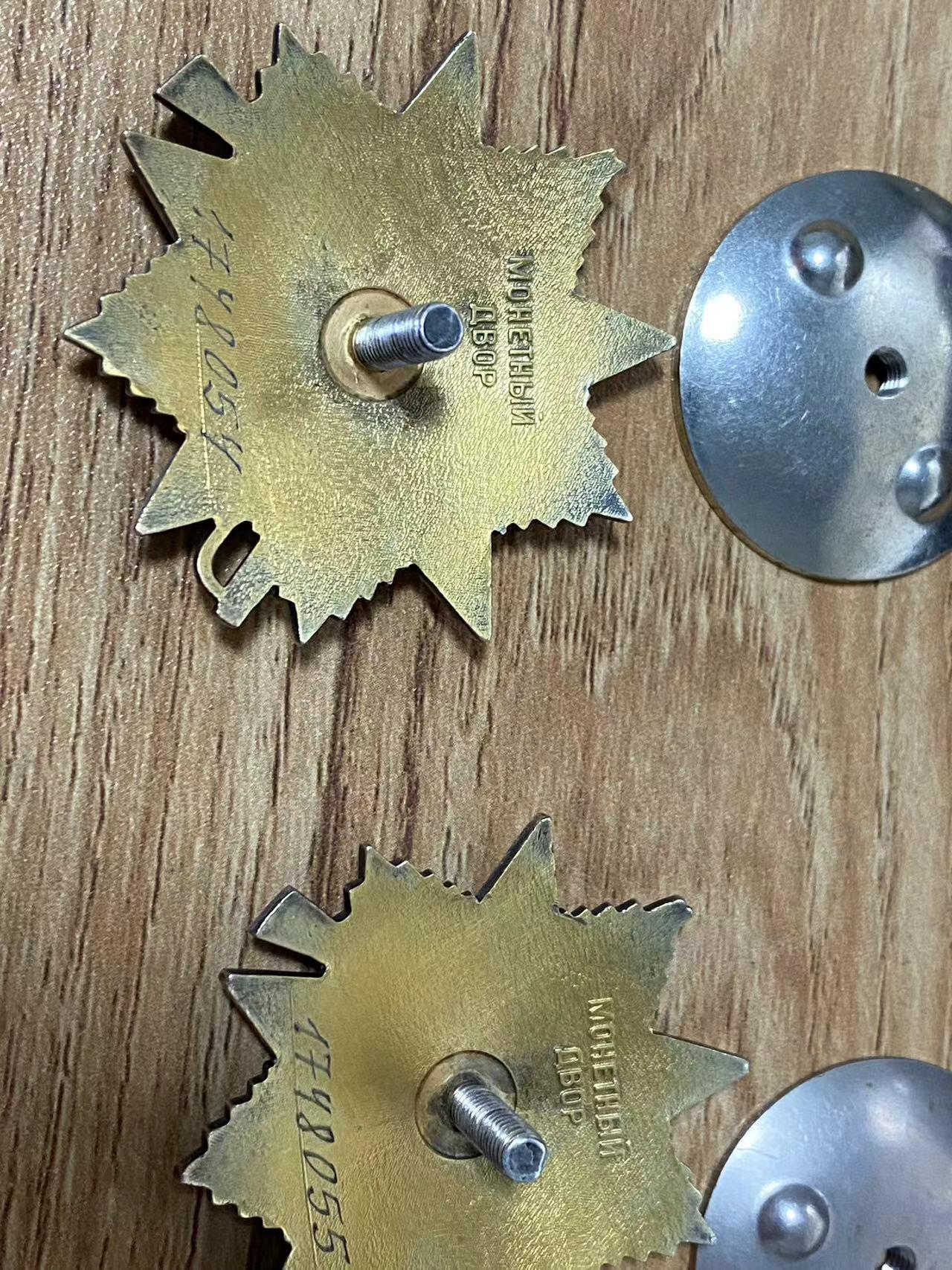苏联勋章奖章拍卖11月16日晚上九点结束在麦稀奇 找不到的加我qq或者微信都是184277308备注苏章拍卖。最好加微信群每次都会通知还有提前可以一口价的 最近会持续拍卖一些东西。 苏联一级为国85版 1748054--1748055两枚连号 1748054品相完美 珐琅无磕碰  镀金也非常好  1748055 左，左下，右下角都有磕碰 镀金非常好 一级连号的比较少 非常好的藏品
