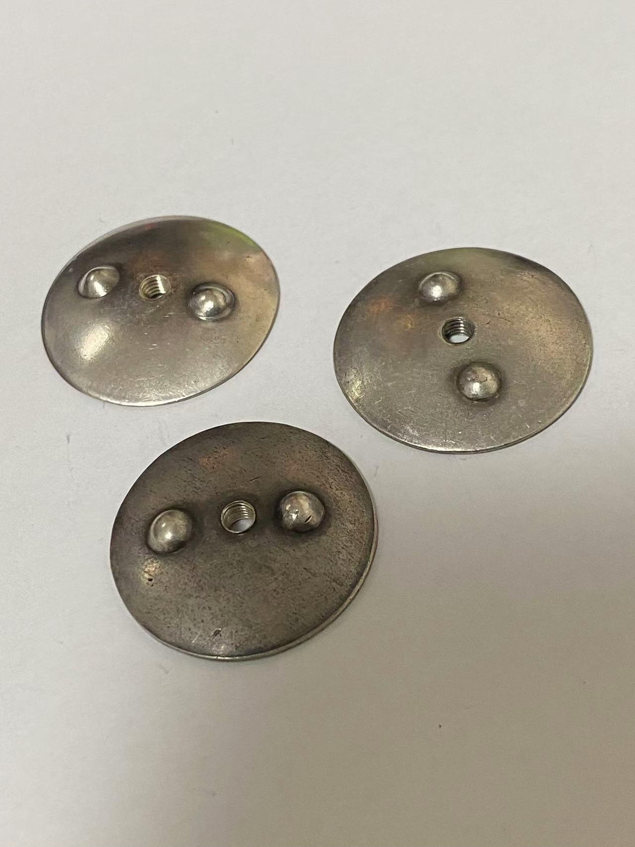 苏联勋章奖章拍卖11月16日晚上九点结束在麦稀奇 找不到的加我qq或者微信都是184277308备注苏章拍卖。最好加微信群每次都会通知还有提前可以一口价的 最近会持续拍卖一些东西。 苏联勋章后盖银轮 银质 三个 适合早期苏联轮版的红旗，为国，红星等