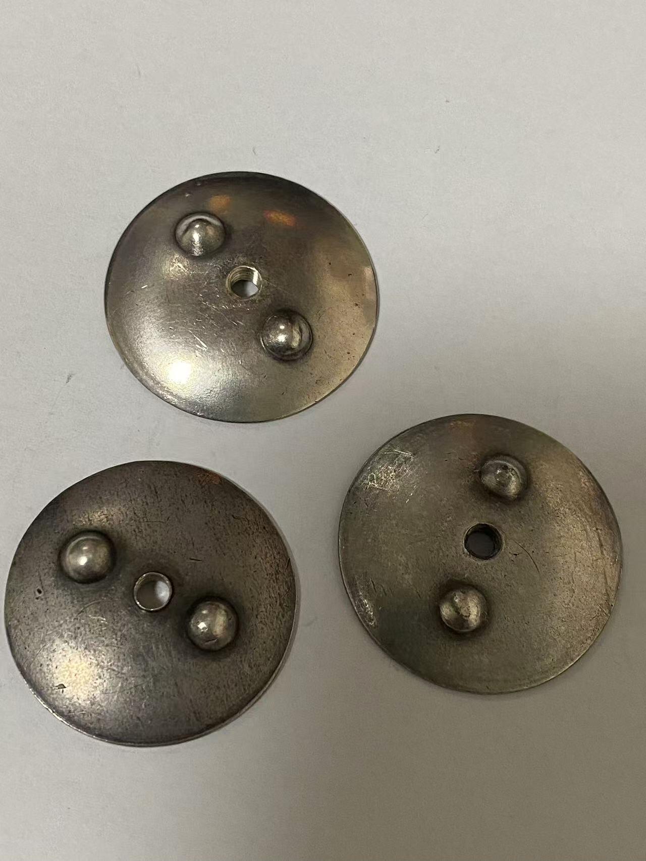 苏联勋章奖章拍卖11月16日晚上九点结束在麦稀奇 找不到的加我qq或者微信都是184277308备注苏章拍卖。最好加微信群每次都会通知还有提前可以一口价的 最近会持续拍卖一些东西。 苏联勋章后盖银轮 银质 三个 适合早期苏联轮版的红旗，为国，红星等